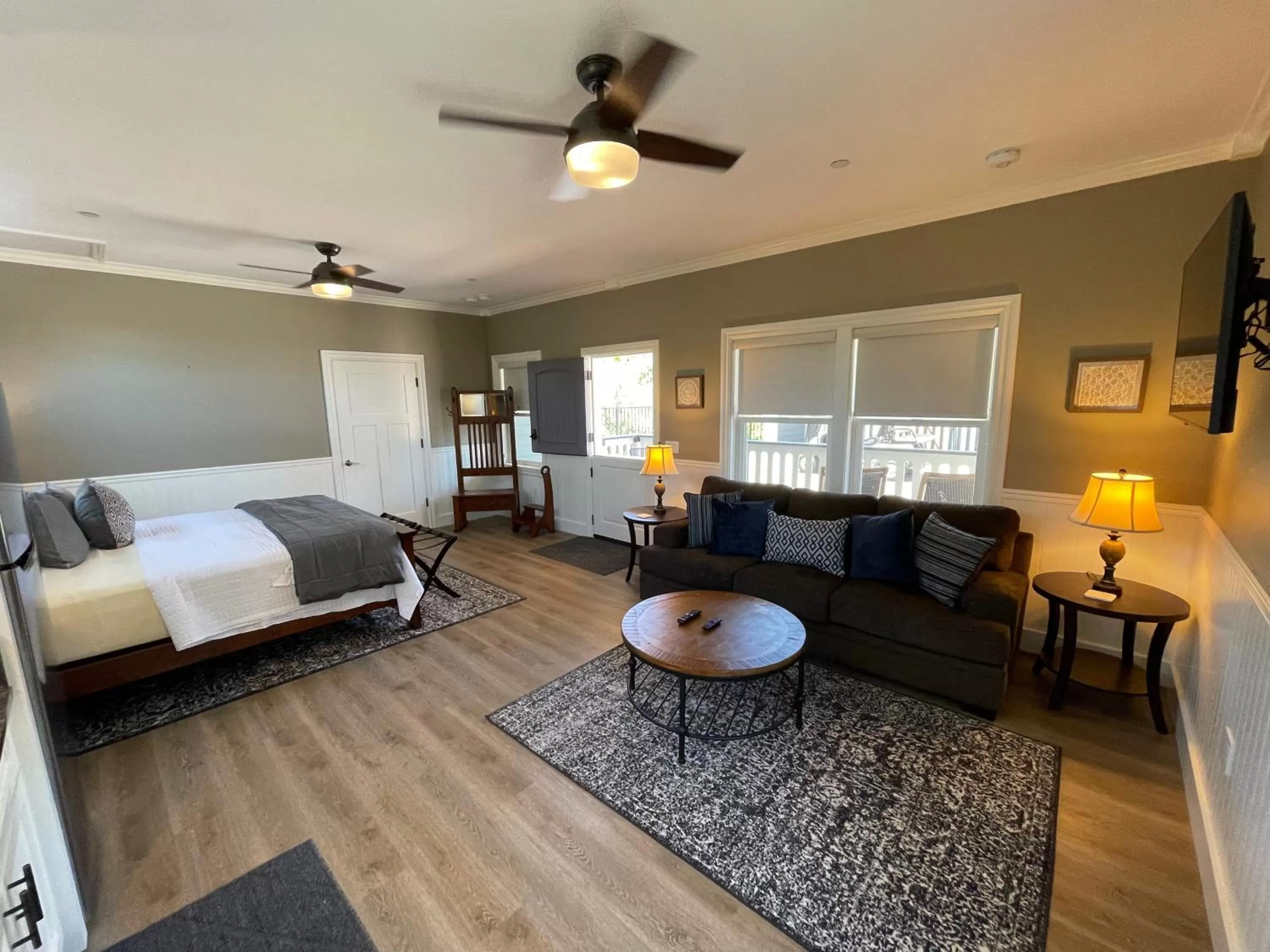 Bed in ForFriends Inn Wine Country Bed and Breakfast