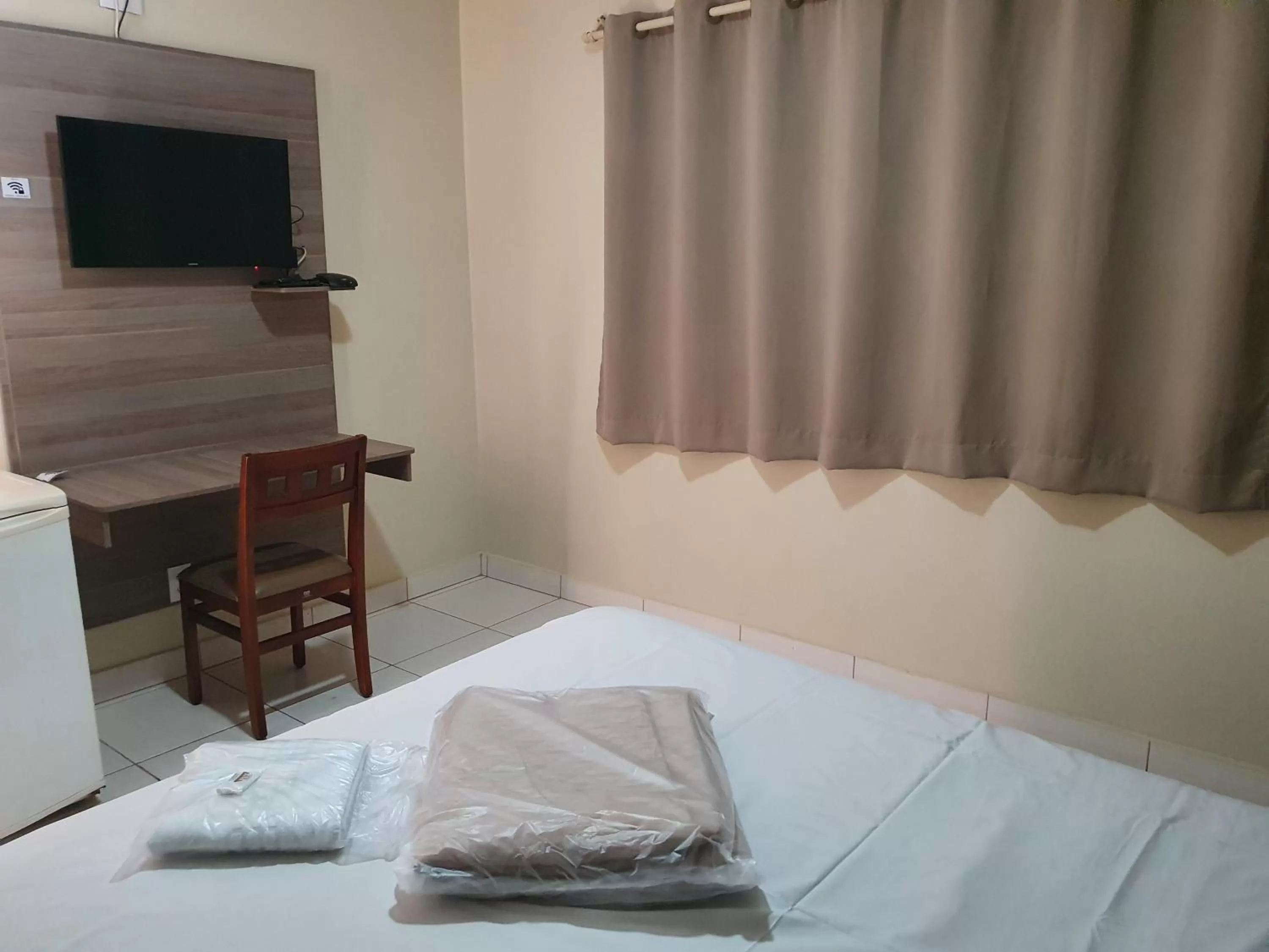 Bedroom, TV/Entertainment Center in Hotel Recreio dos Bandeirantes