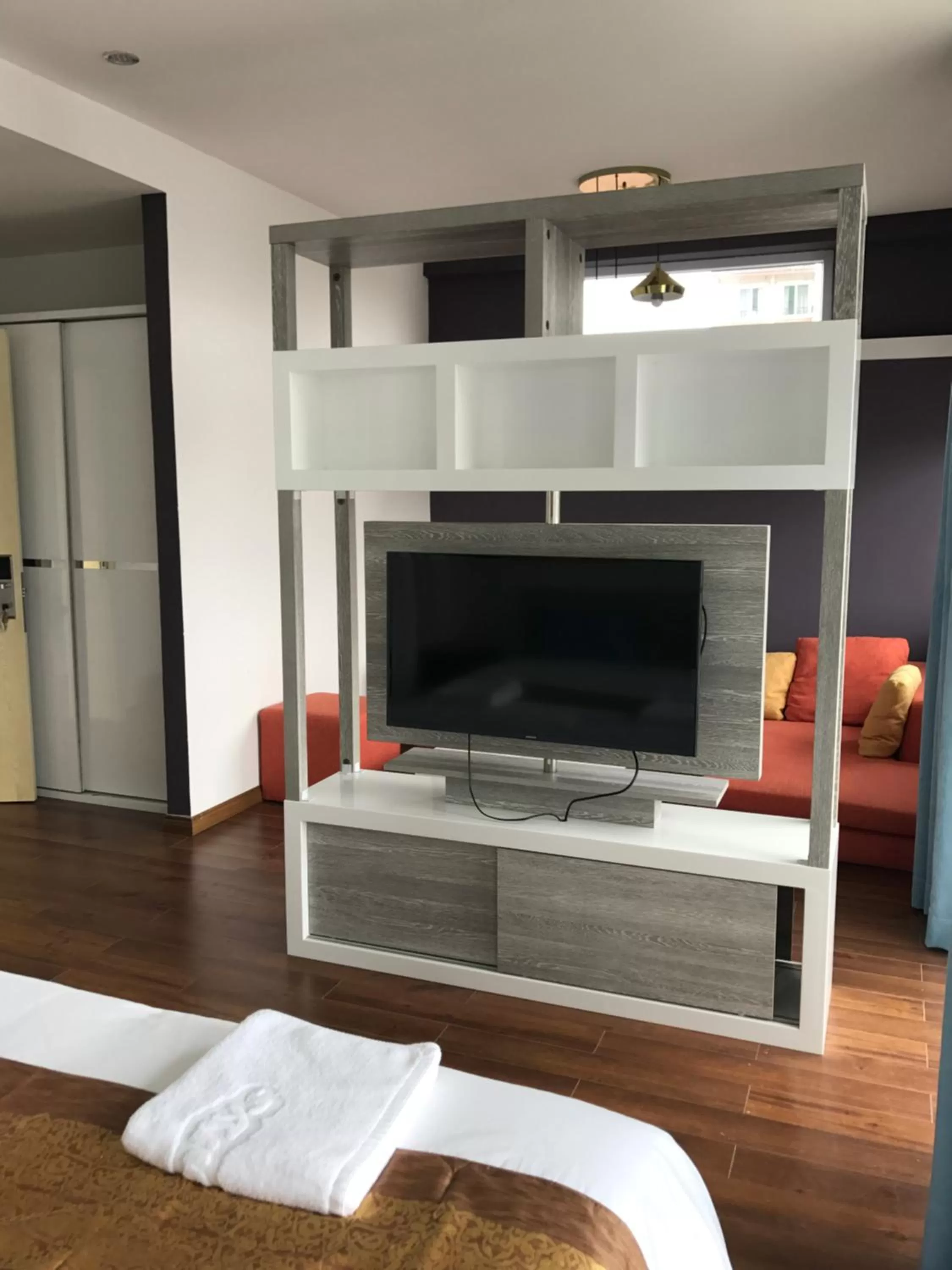 Bedroom, TV/Entertainment Center in Benny's City Hotel