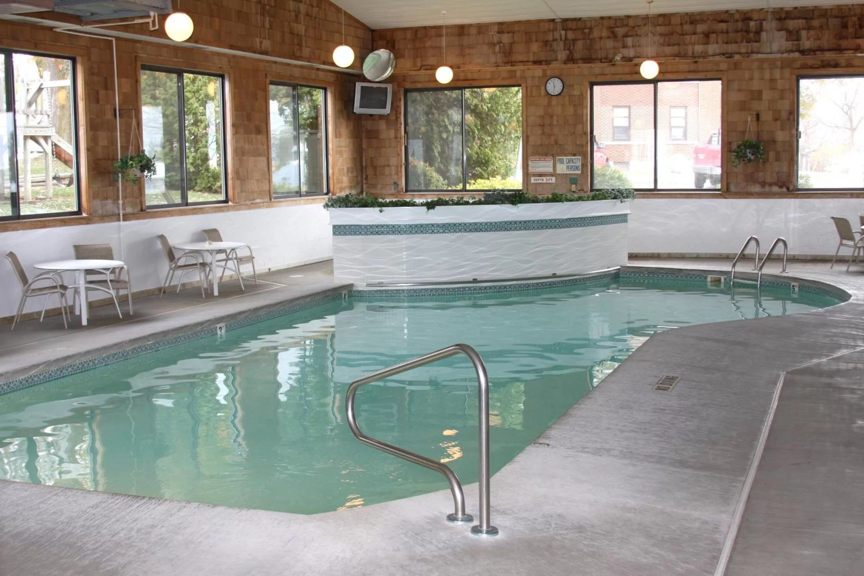 Swimming pool in Budget Host Inn & Suites