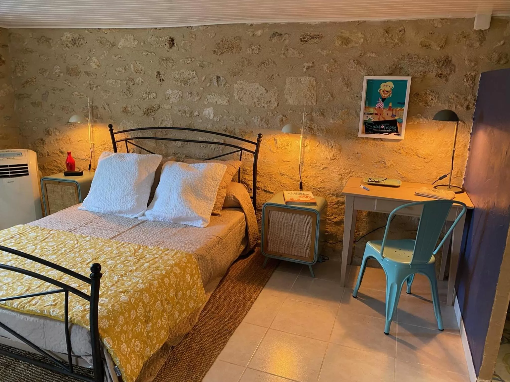 Photo of the whole room, Bed in Le Prieuré de Saint Pierre