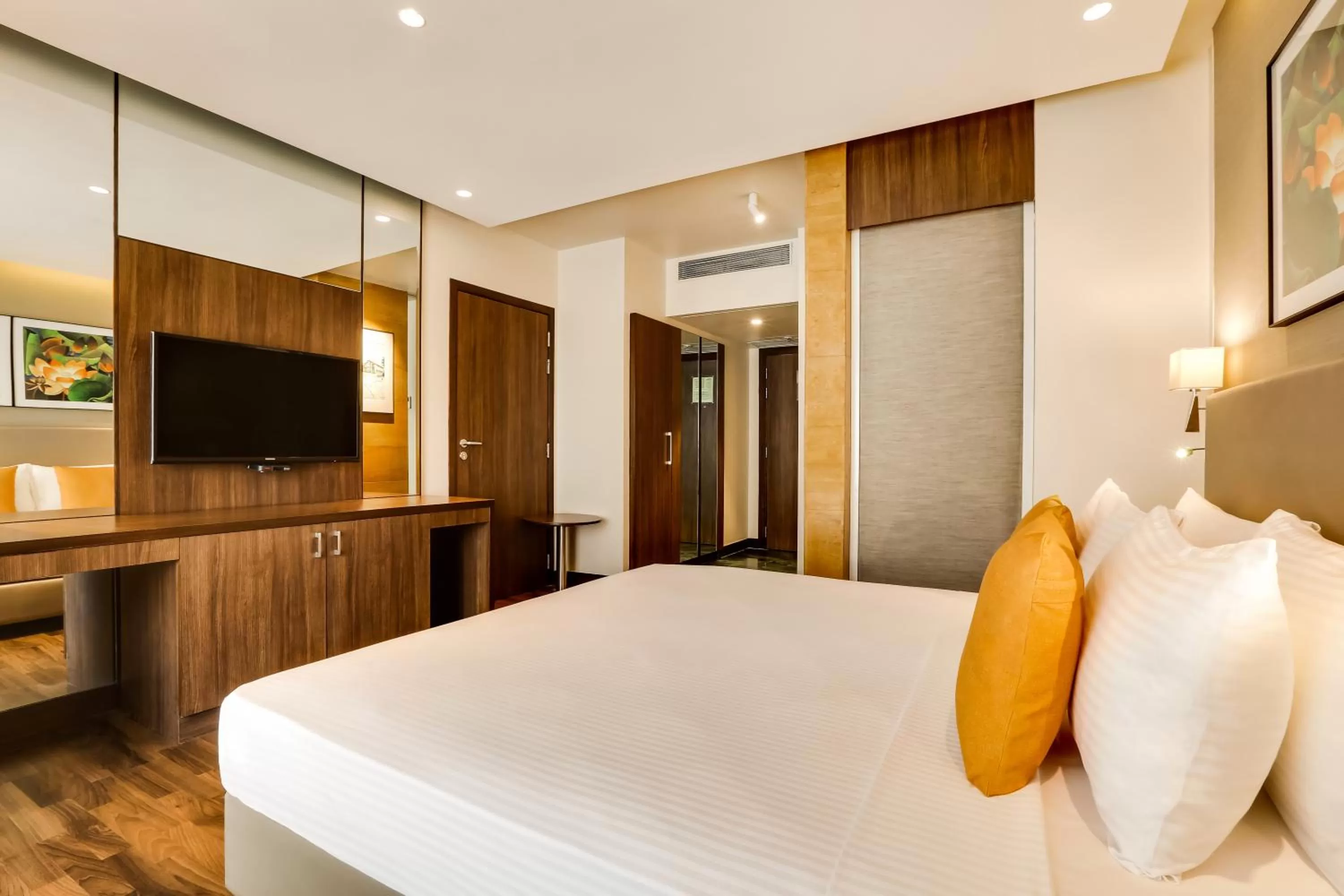 Bed in Lemon Tree Hotel Viman Nagar Pune