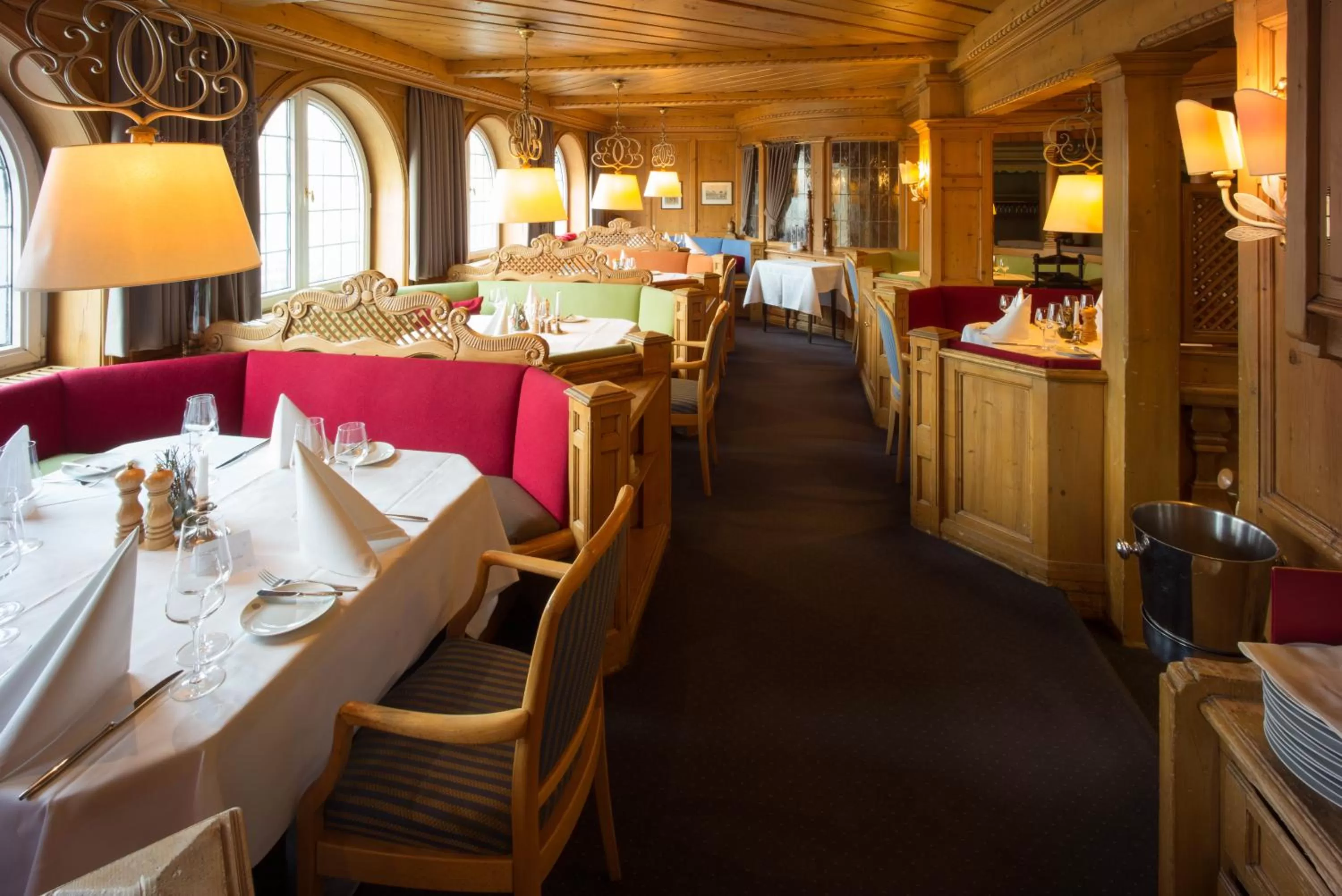 Restaurant/places to eat in Hotel Gude