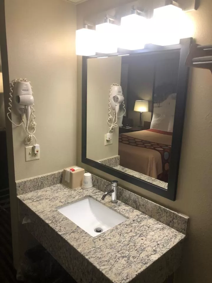 Queen Room - Mobility Access/Non-Smoking in Super 8 by Wyndham Portage