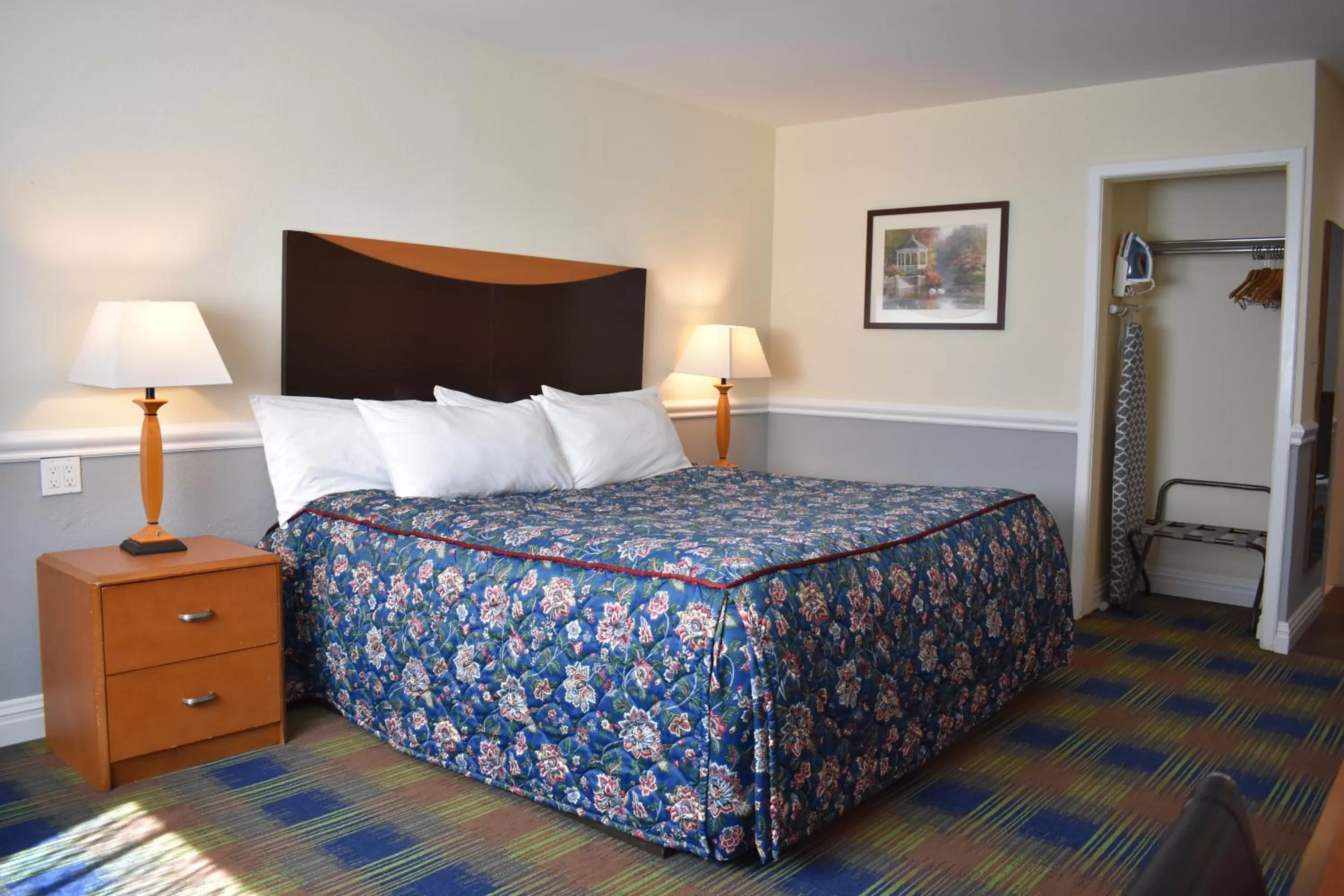 Bedroom, Bed in East Norwich Inn
