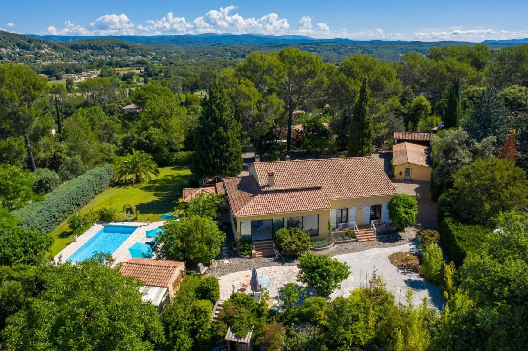 Bird's eye view, Bird's-eye View in Hôtes'Antic Provence