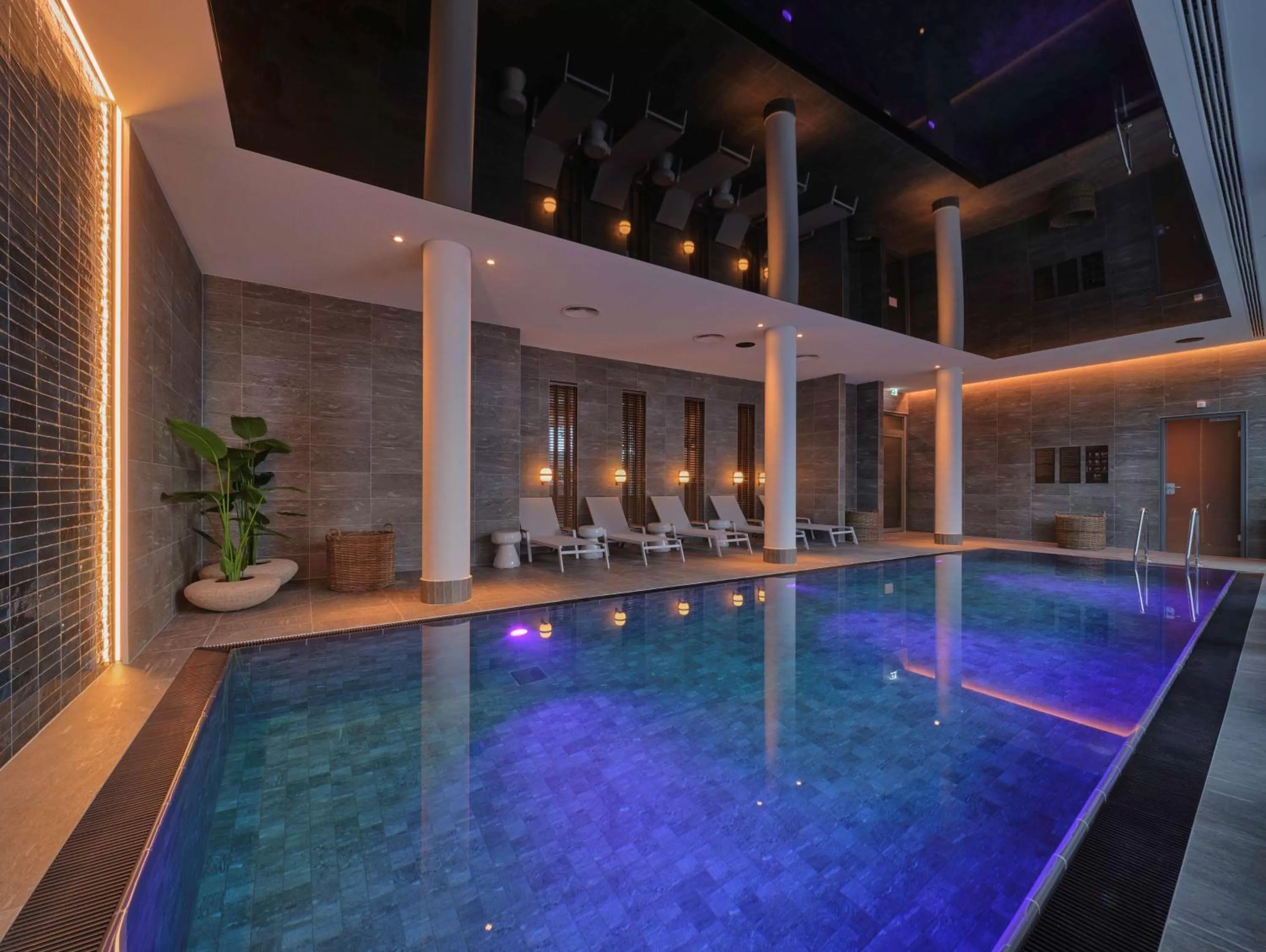 Pool view in Adina Apartment Hotel Vienna Belvedere