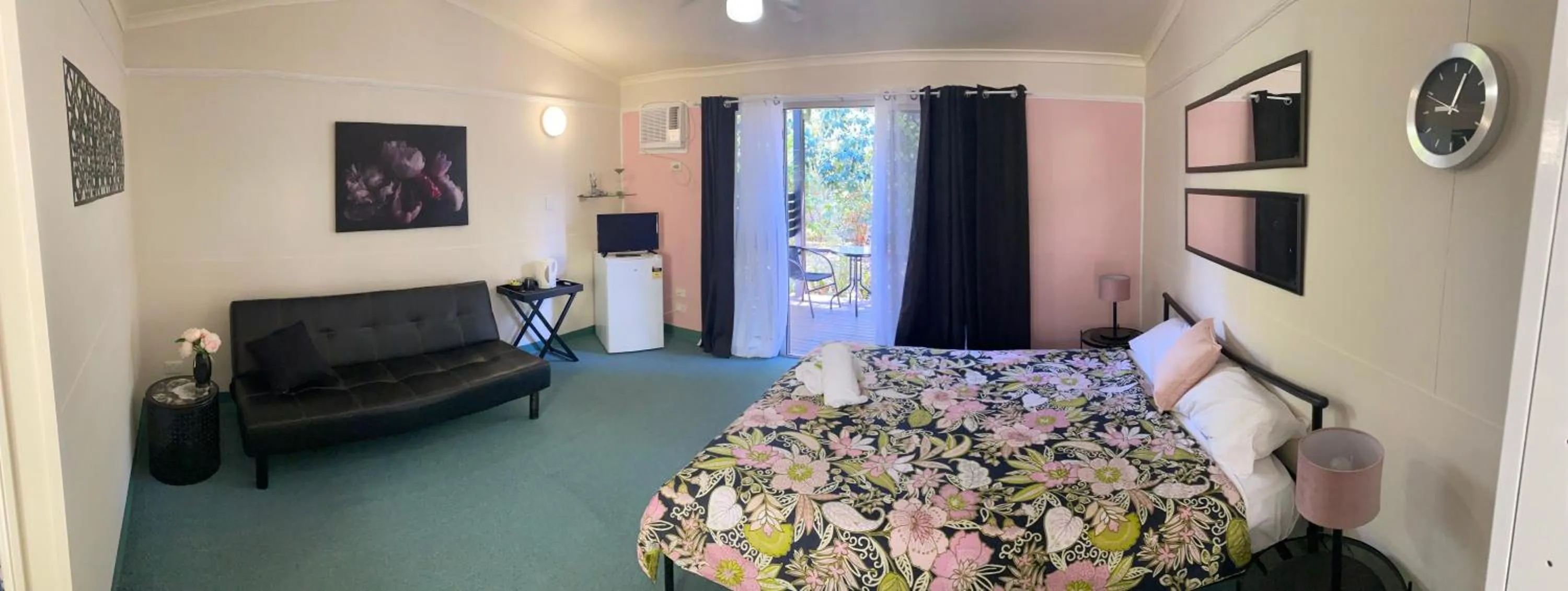 Photo of the whole room, Bed in Colonial Village Resort