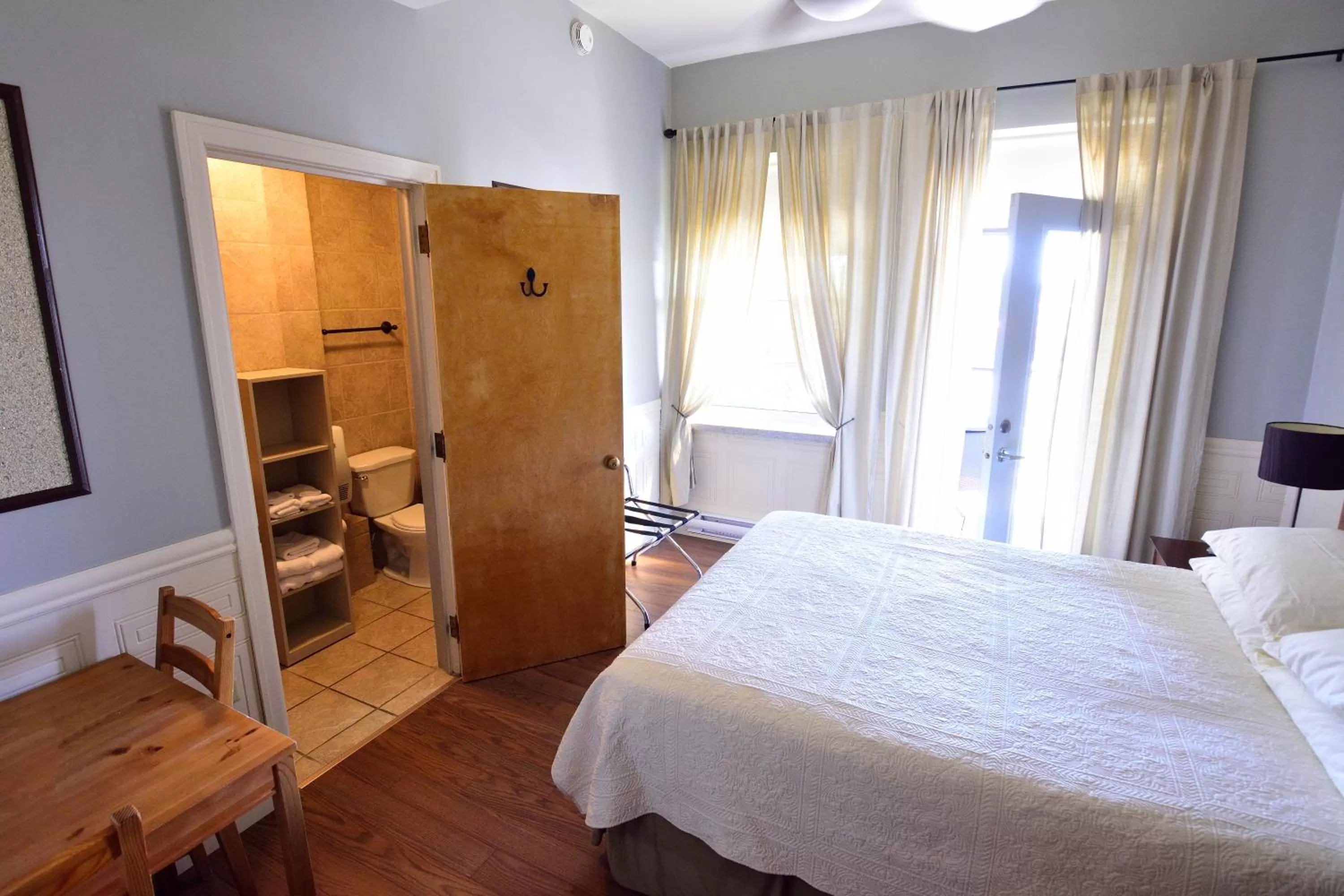 Photo of the whole room, Bed in Auberge le St-Georges