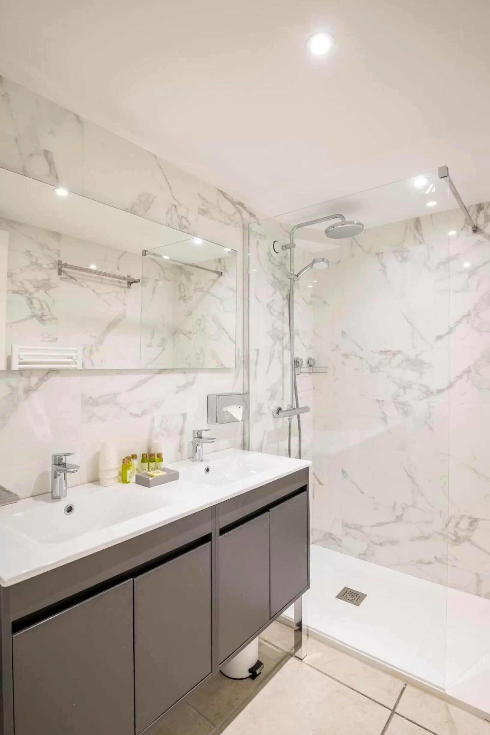 Bathroom in Les Bastides Saint Paul