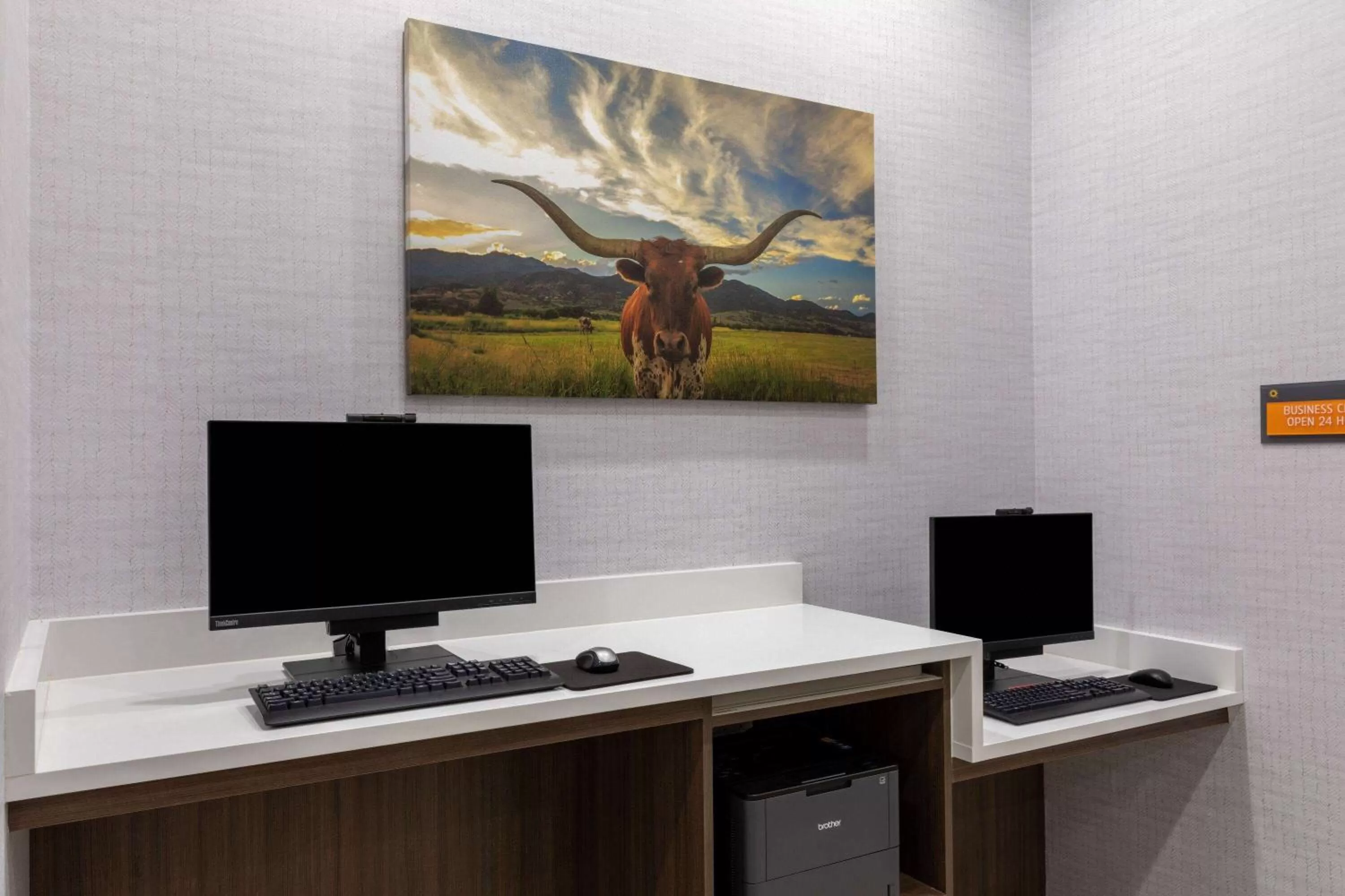 Business facilities in La Quinta Inn & Suites by Wyndham Round Rock near Kalahari