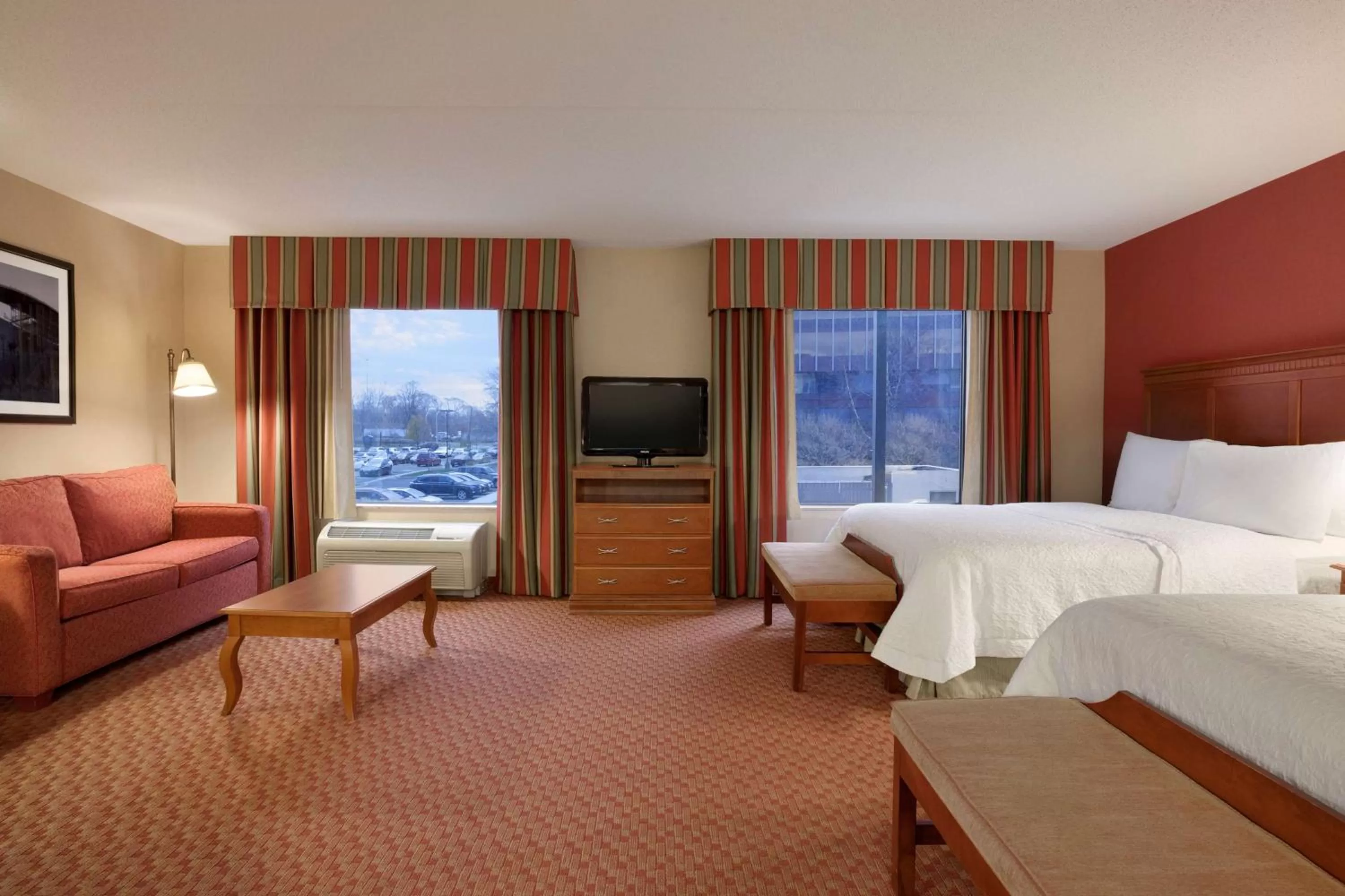 Living room, Bed in Hampton Inn & Suites East Hartford