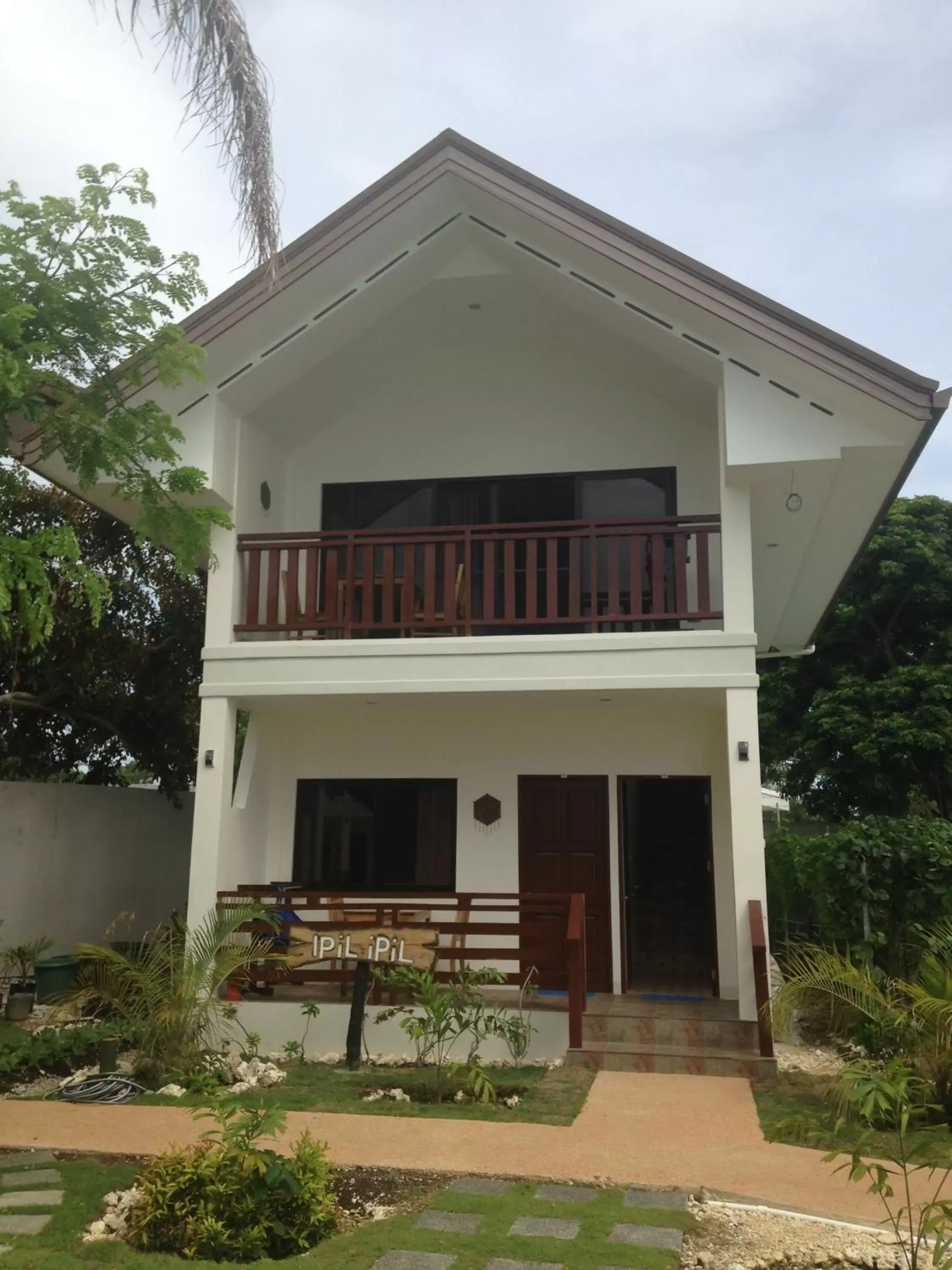 Two-Story Family Room in Kasagpan Two-Story Family Room in Kasagpan