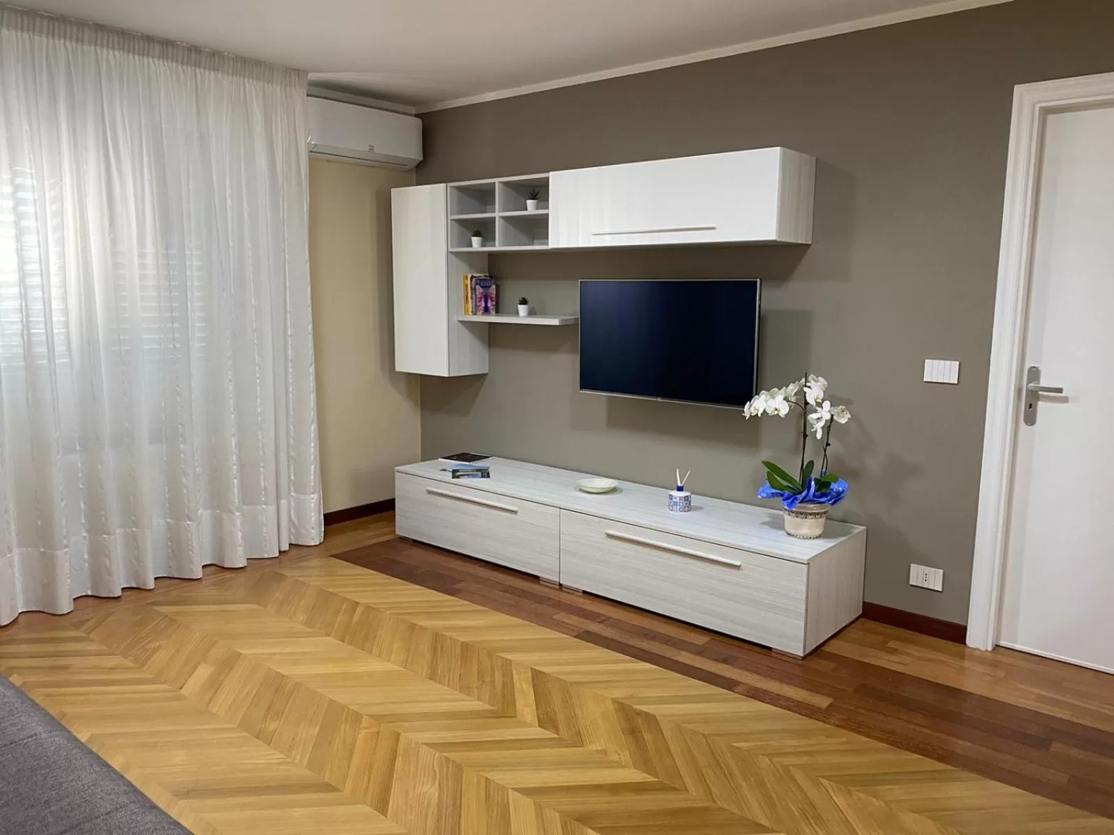 Communal lounge/ TV room in B&B Domus D'Italia