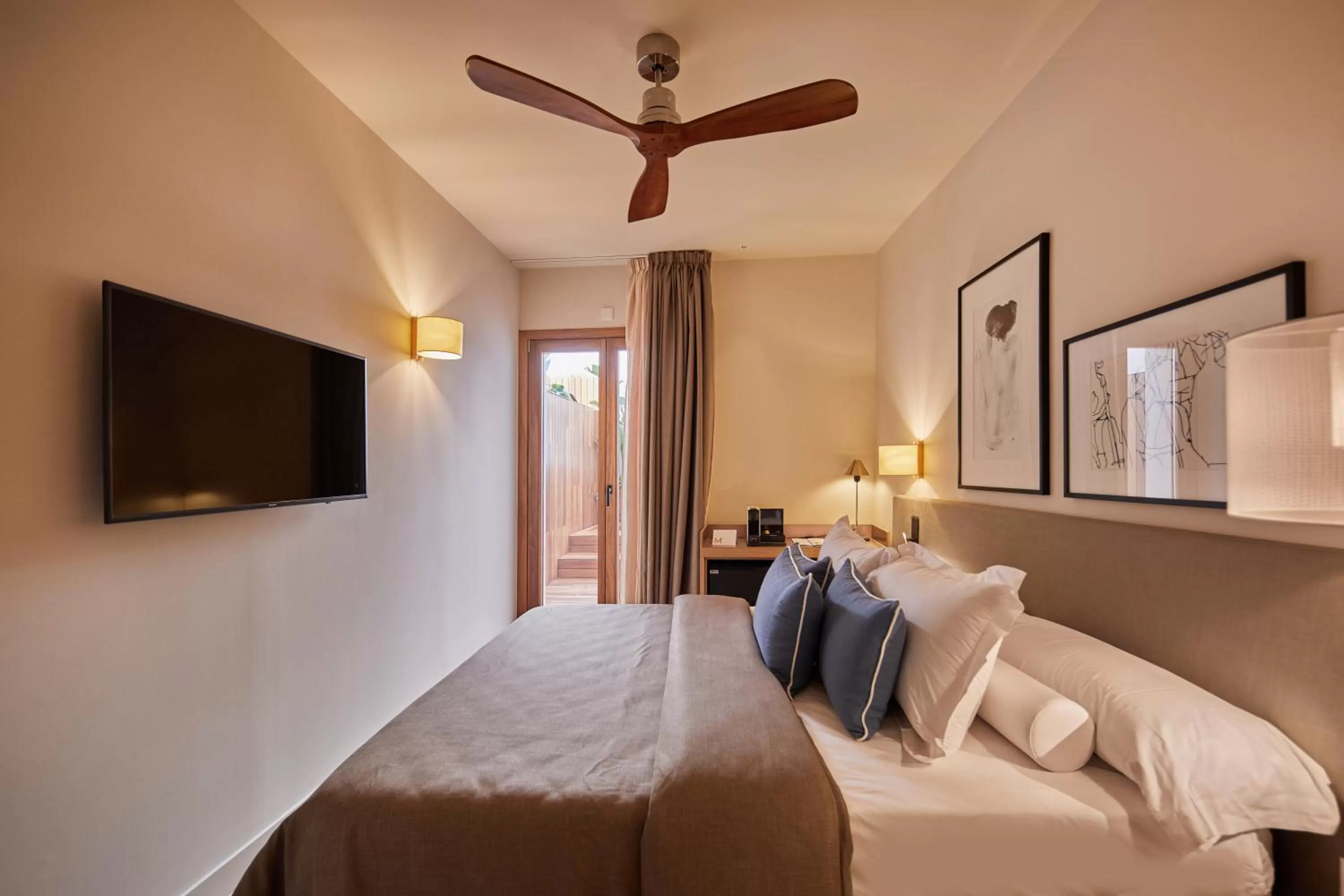 TV and multimedia, Bed in Mon Boutique Hotel