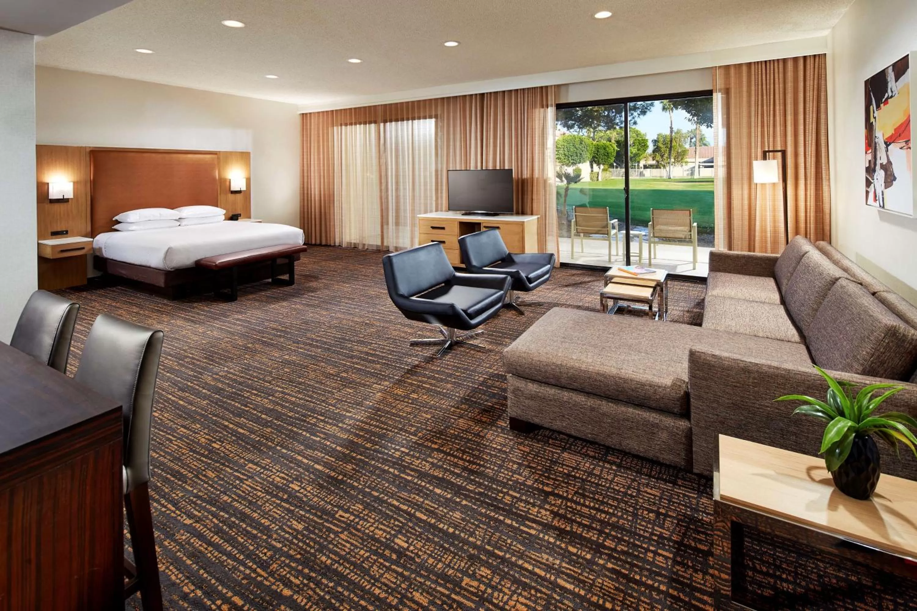 Living room, Bed in DoubleTree by Hilton Golf Resort Palm Springs