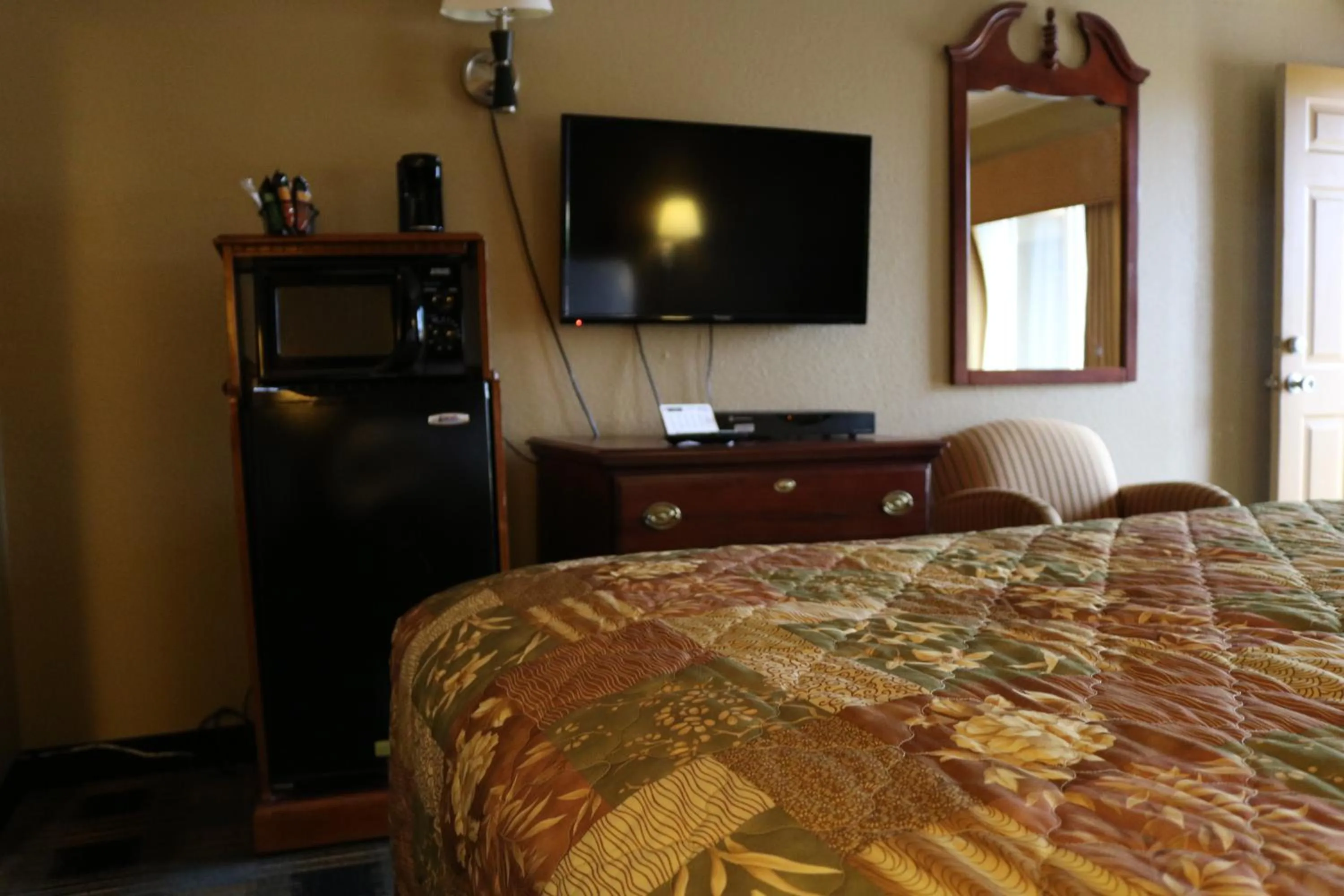 Communal lounge/ TV room, Bed in Battlefield Inn Springfield