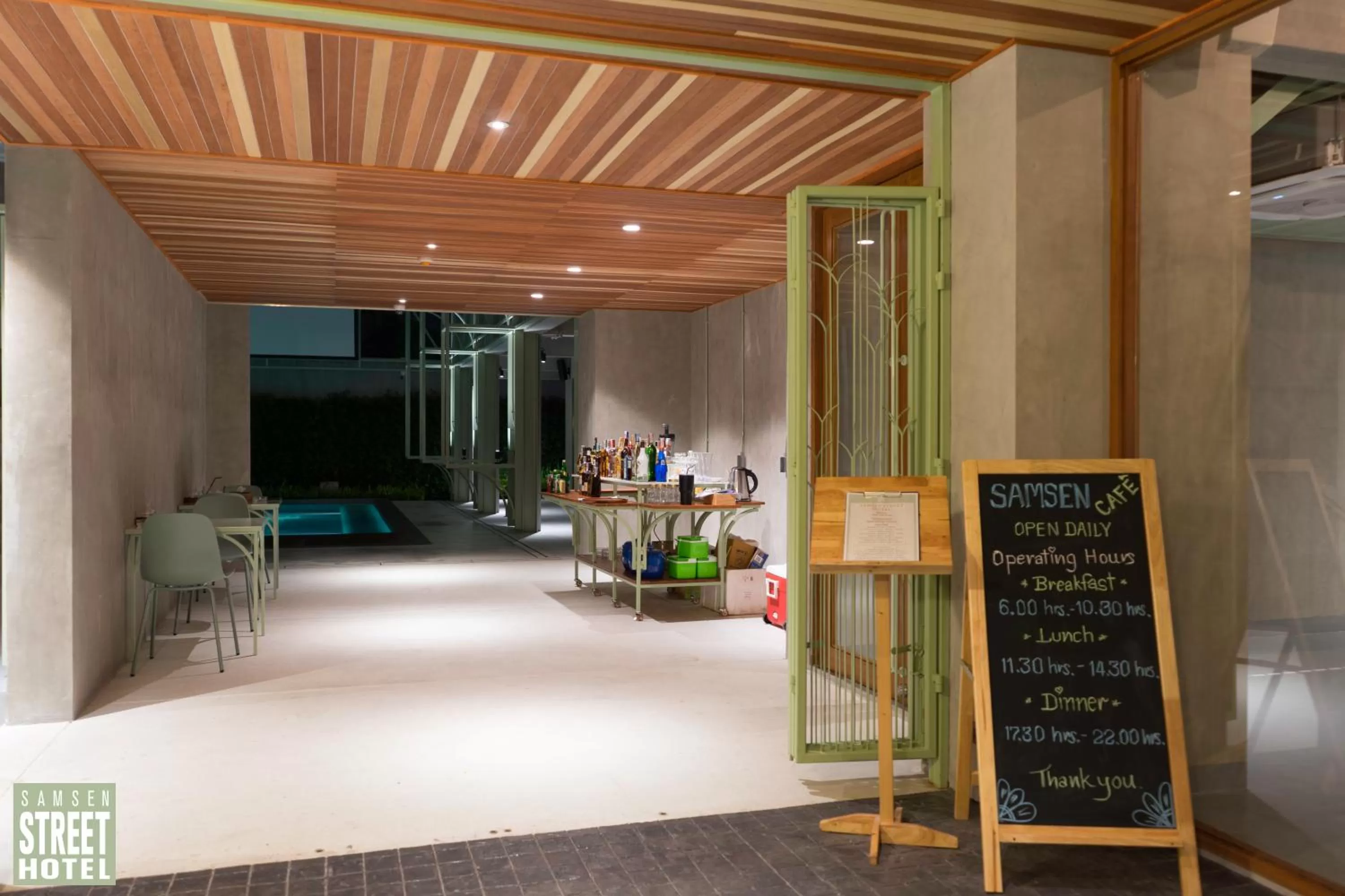 Drinks in Samsen Street Hotel