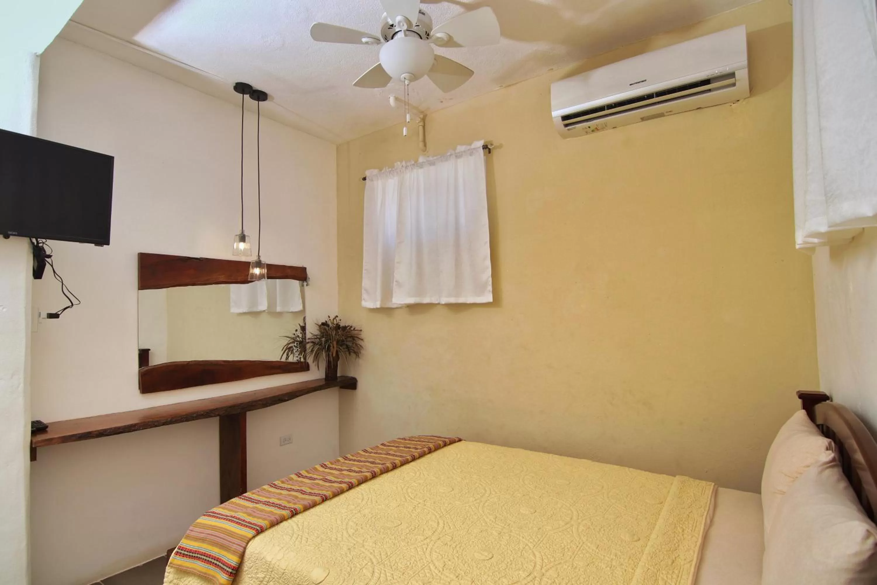 Bedroom, Bed in Rainforest Haven Inn