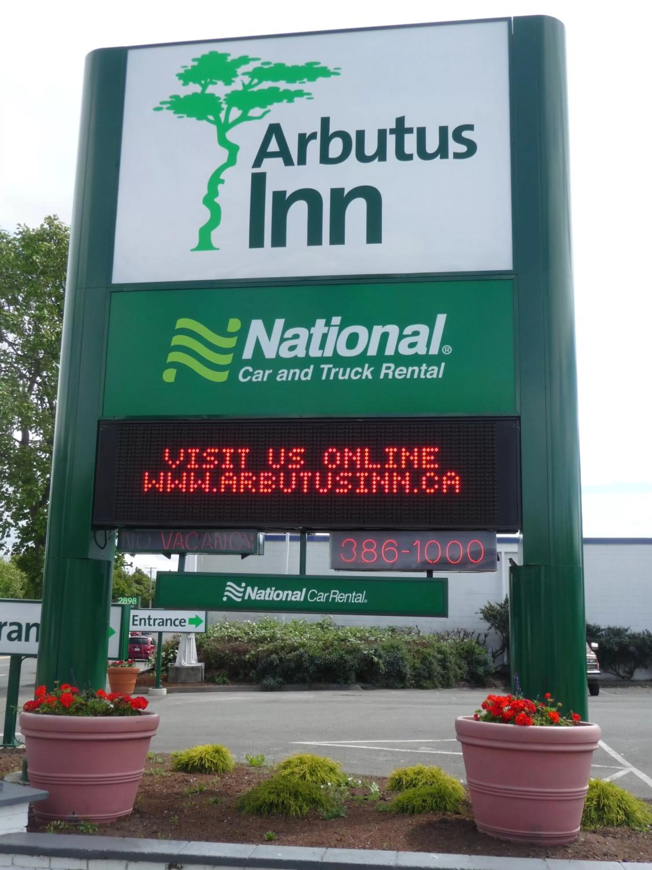 Facade/entrance in Arbutus Inn