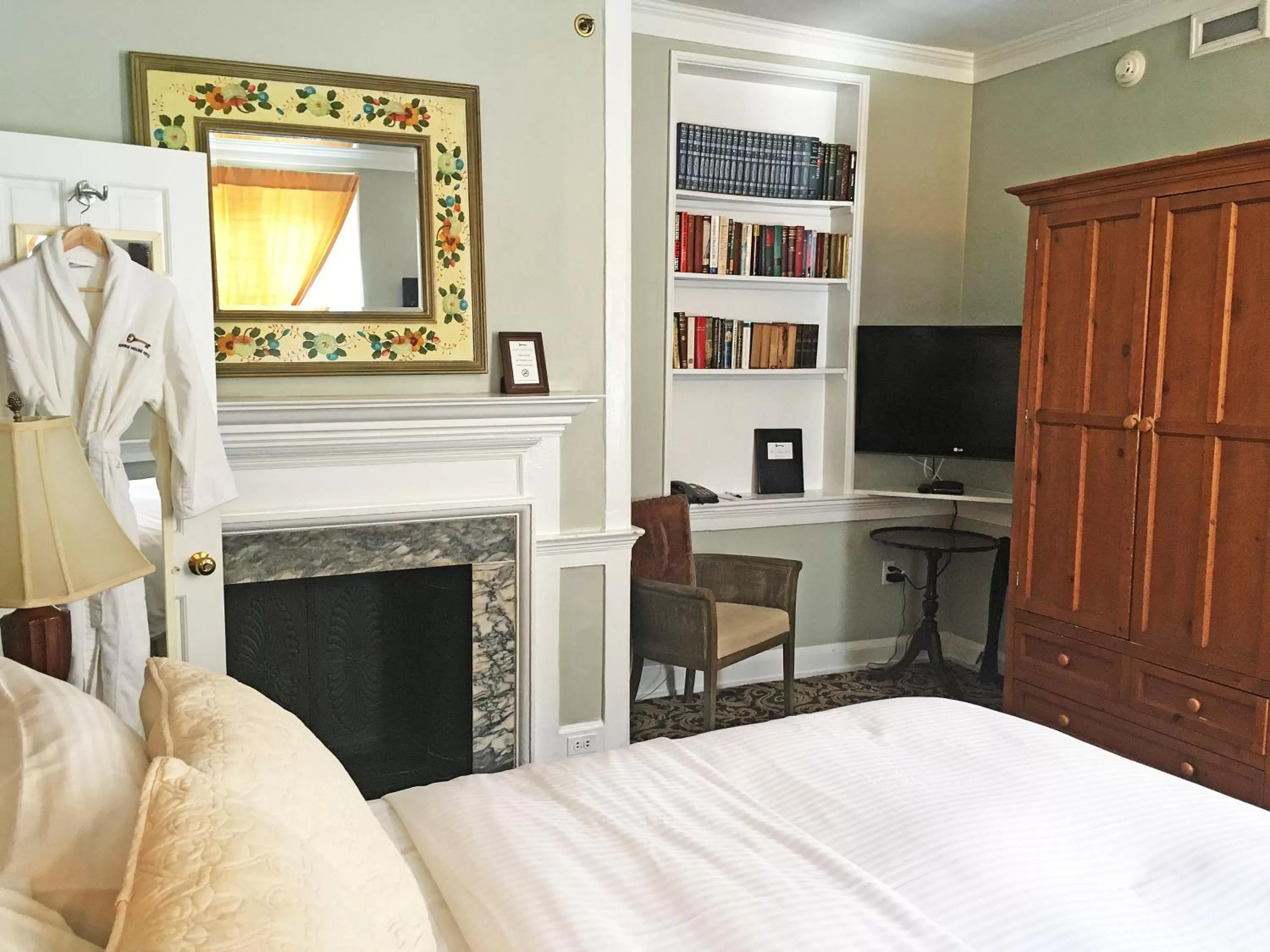 Bed in Morris House Hotel