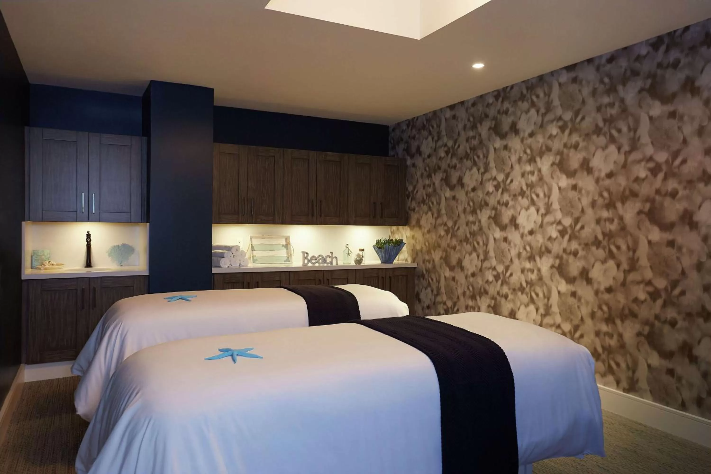 Sports, Bed in The Waterfront Beach Resort, A Hilton Hotel