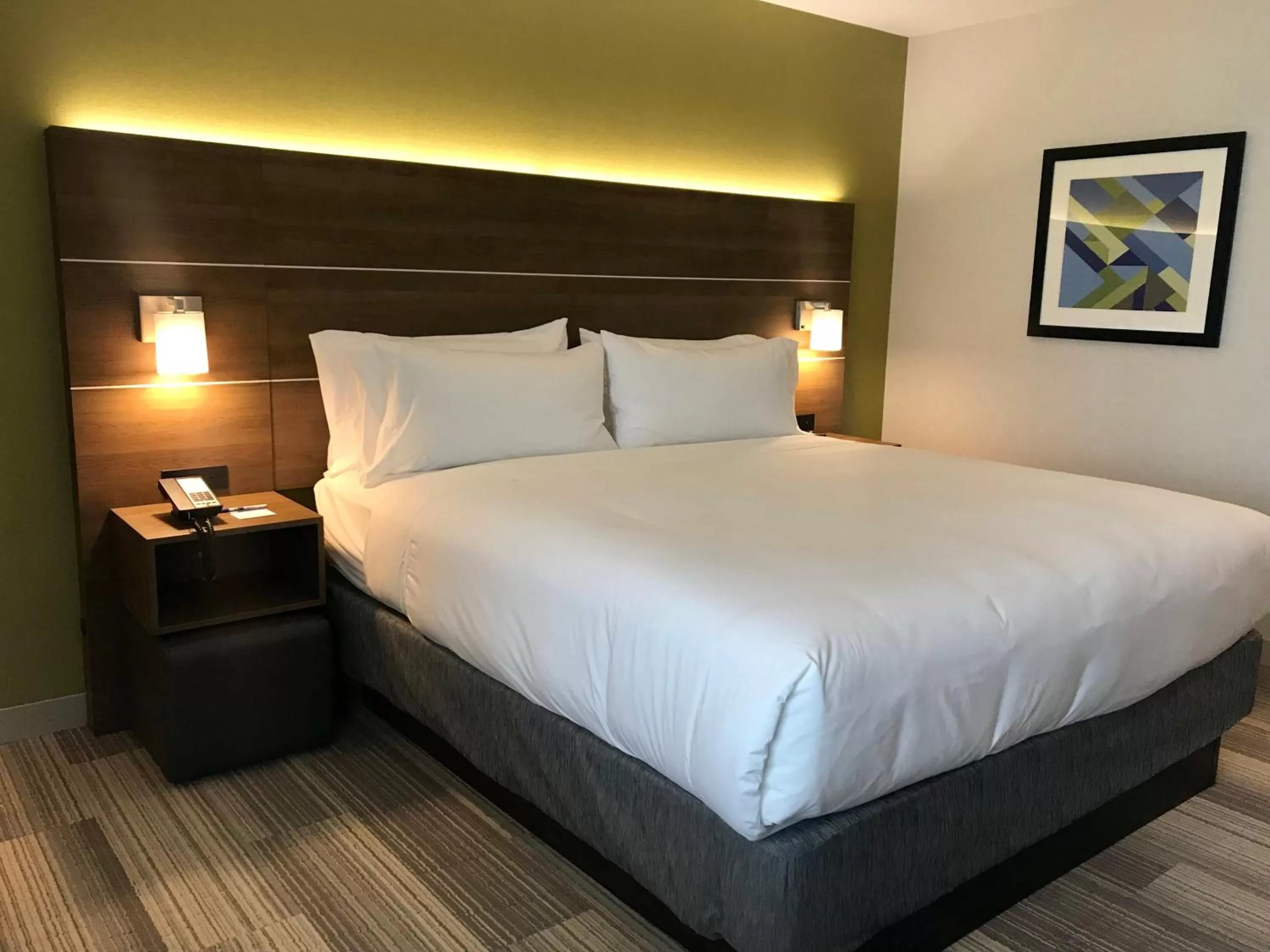 Photo of the whole room, Bed in Holiday Inn Express & Suites Pasadena - Los Angeles by IHG