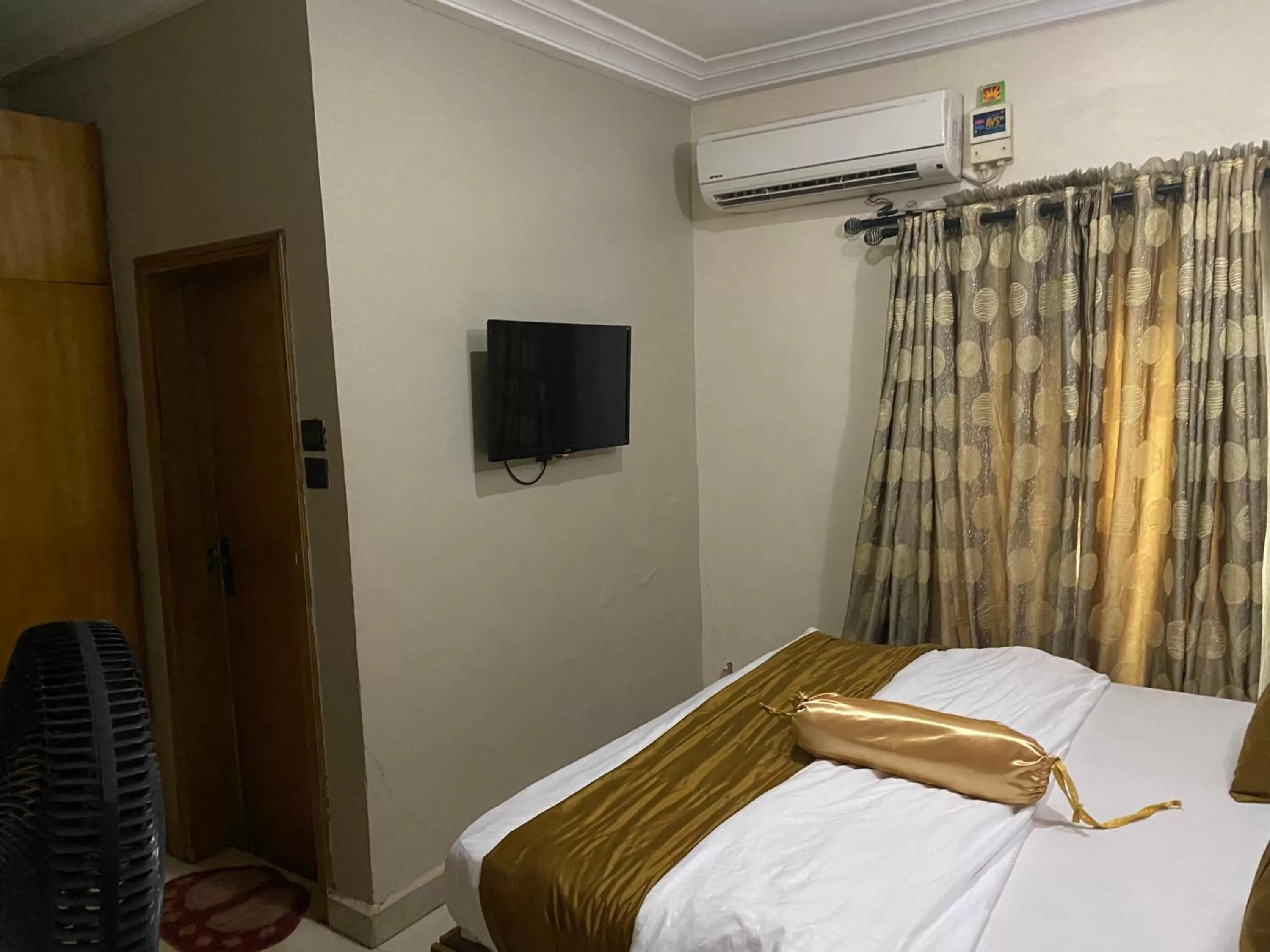 Bed in Nue-Crest Hotels & Suites