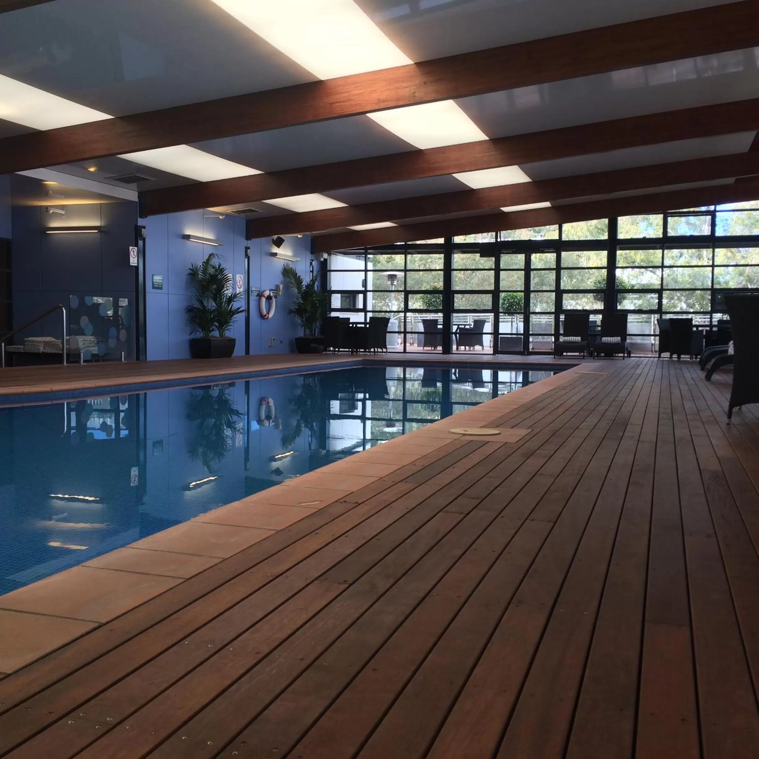 Swimming pool in Novotel Canberra