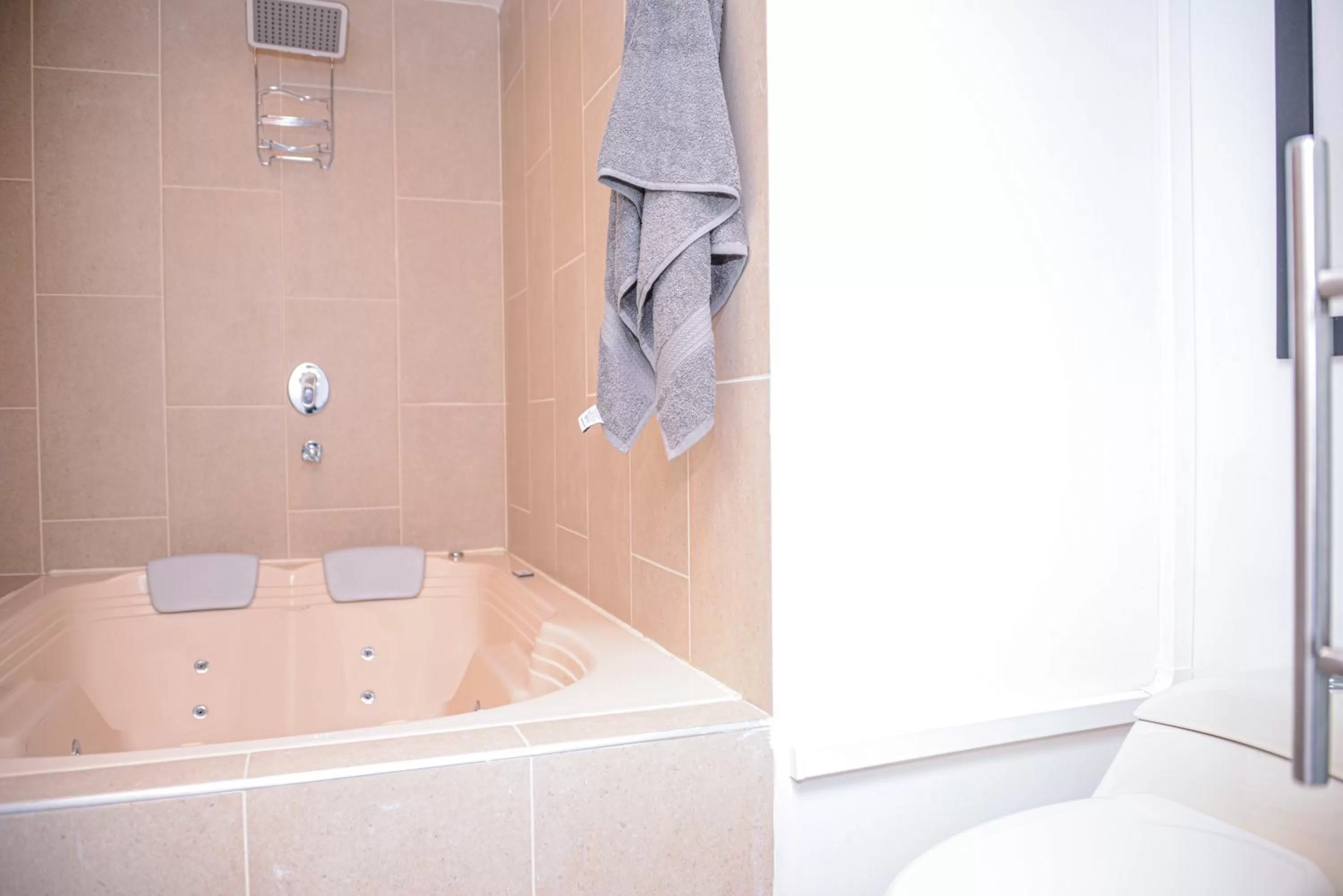 Hot Tub, Bathroom in Miracle