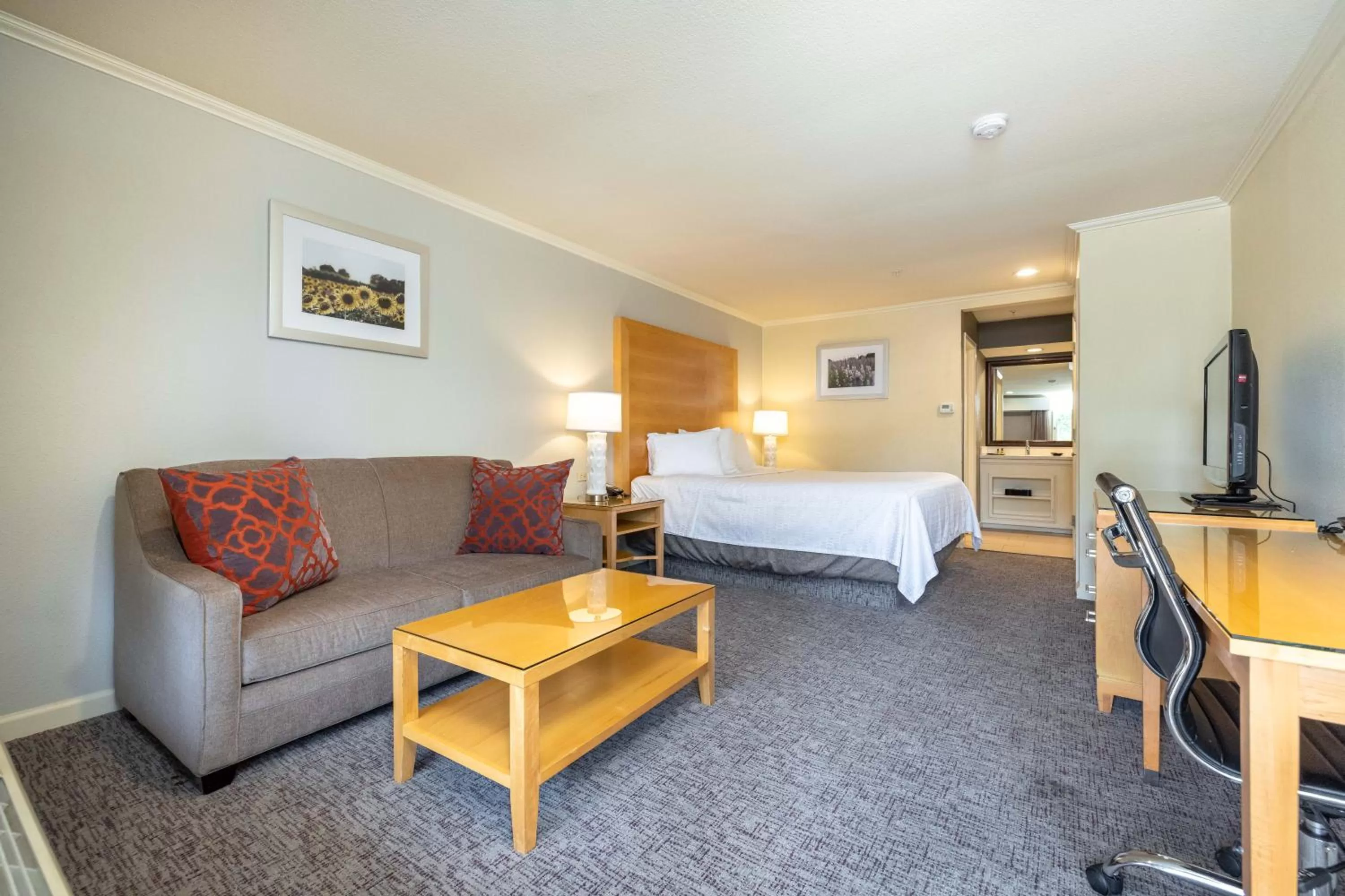 Photo of the whole room, Bed in Best Western Plus Dixon Davis