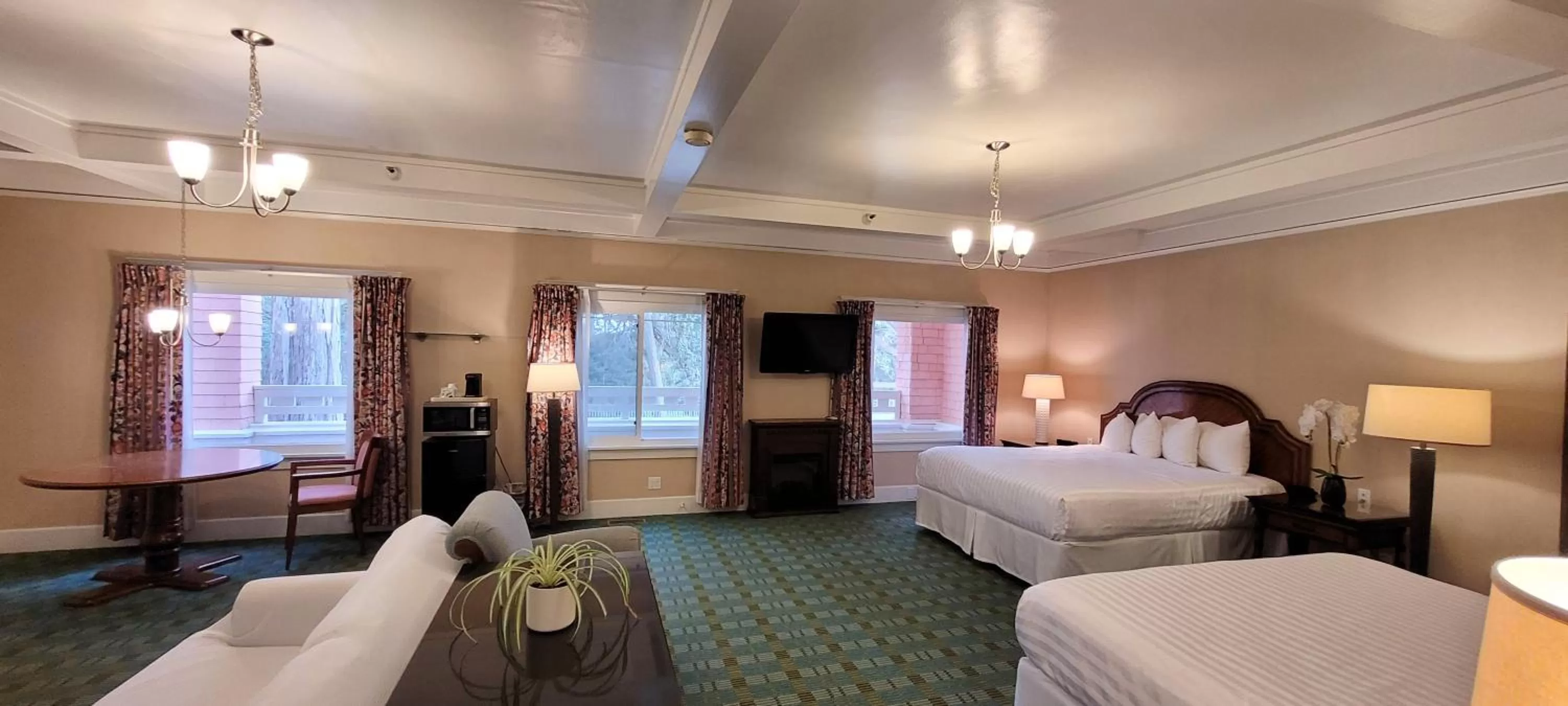 Bed in Butterfly Grove Inn