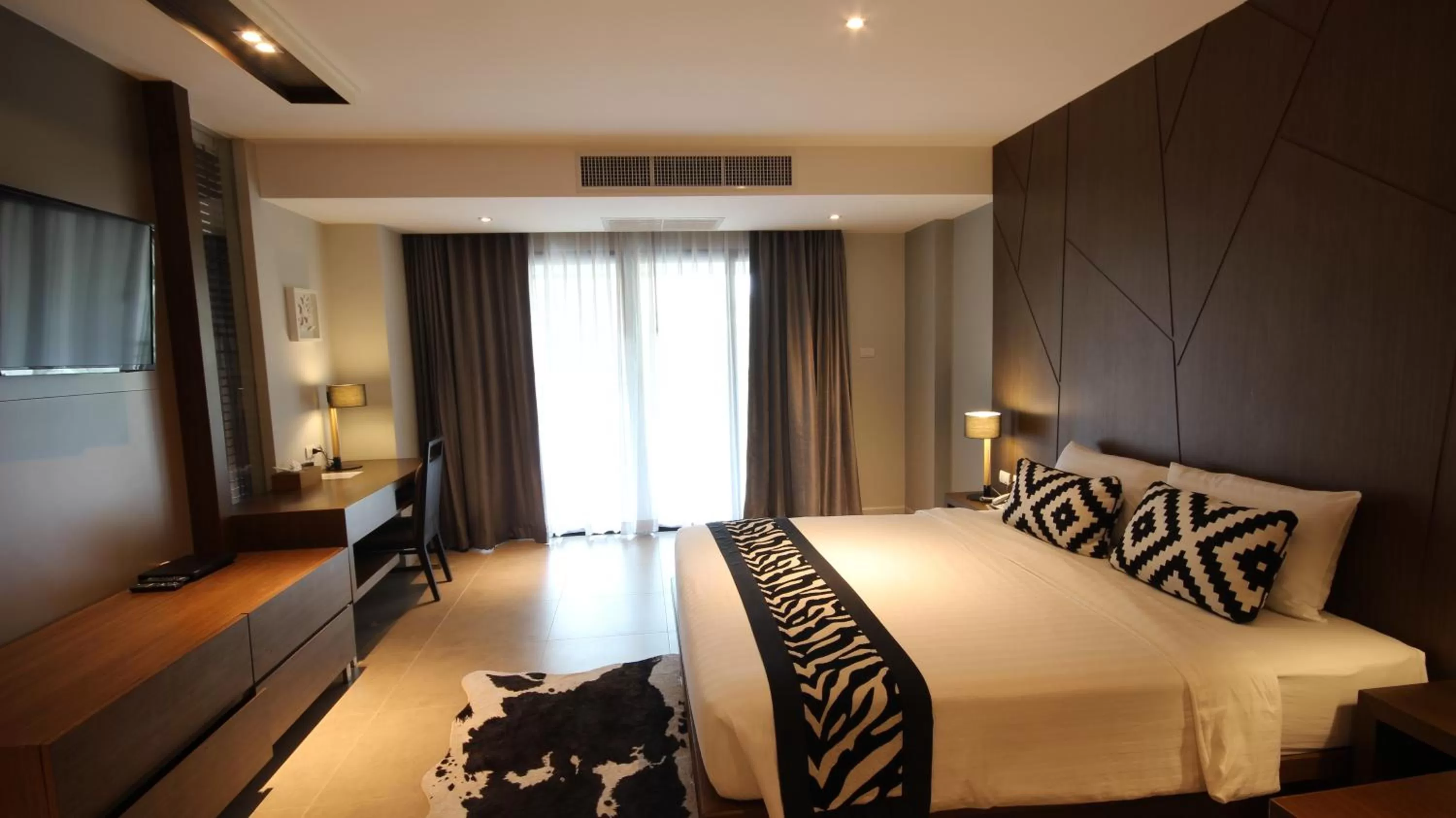 Photo of the whole room, Bed in Season Five Hotel