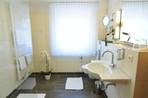 Bathroom in Flair Hotel Deutsches Haus