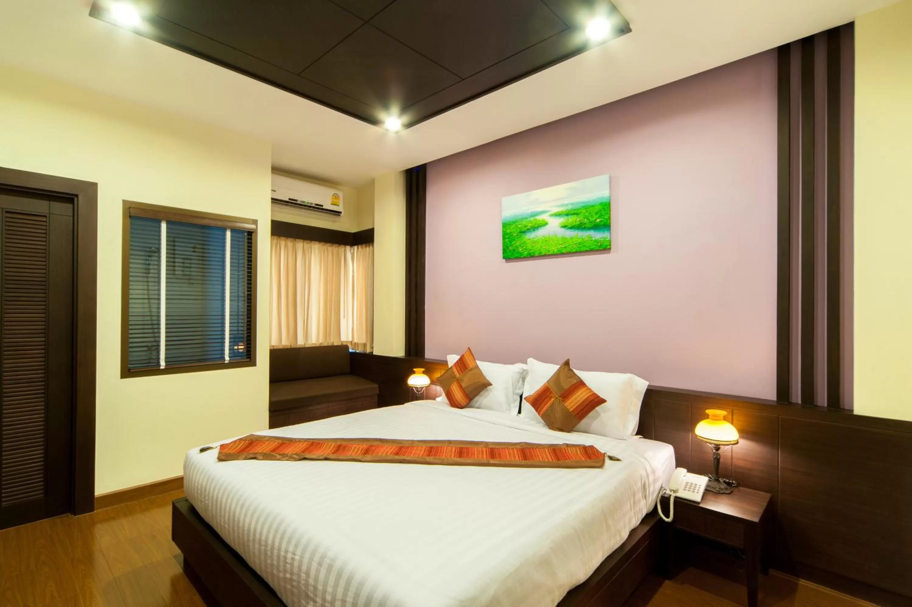 Photo of the whole room, Bed in Tara Place Hotel Bangkok