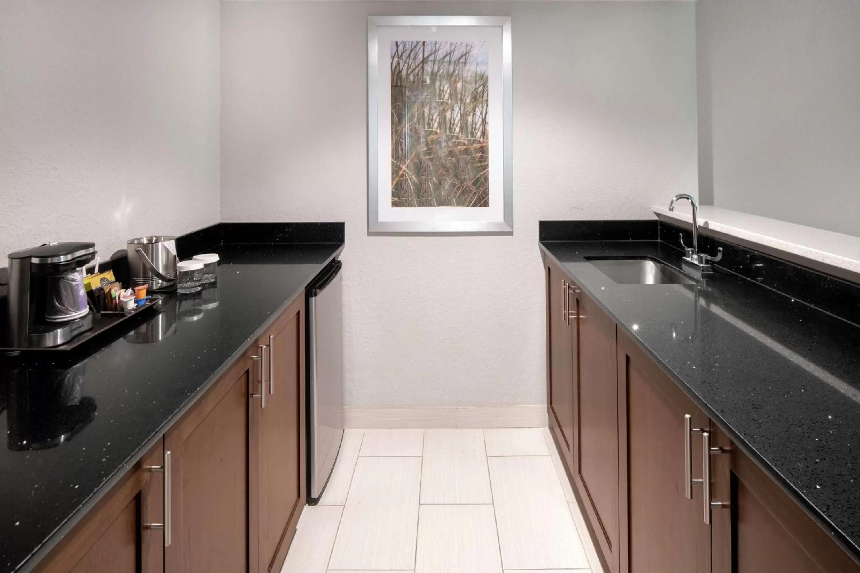 Kitchen or kitchenette in DoubleTree by Hilton Hotel Jacksonville Airport
