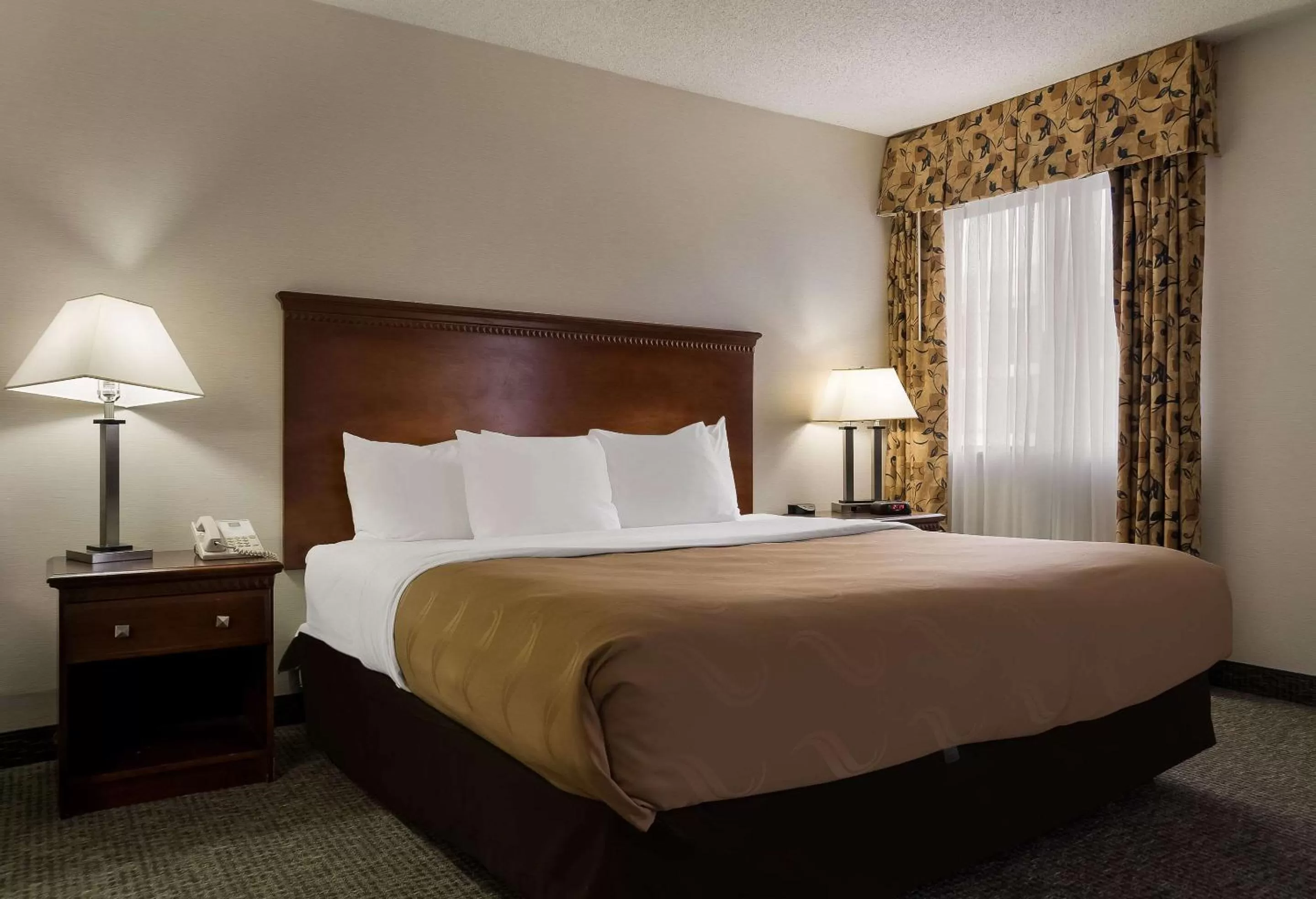Bedroom, Bed in Quality Inn Grand Blanc - Flint South