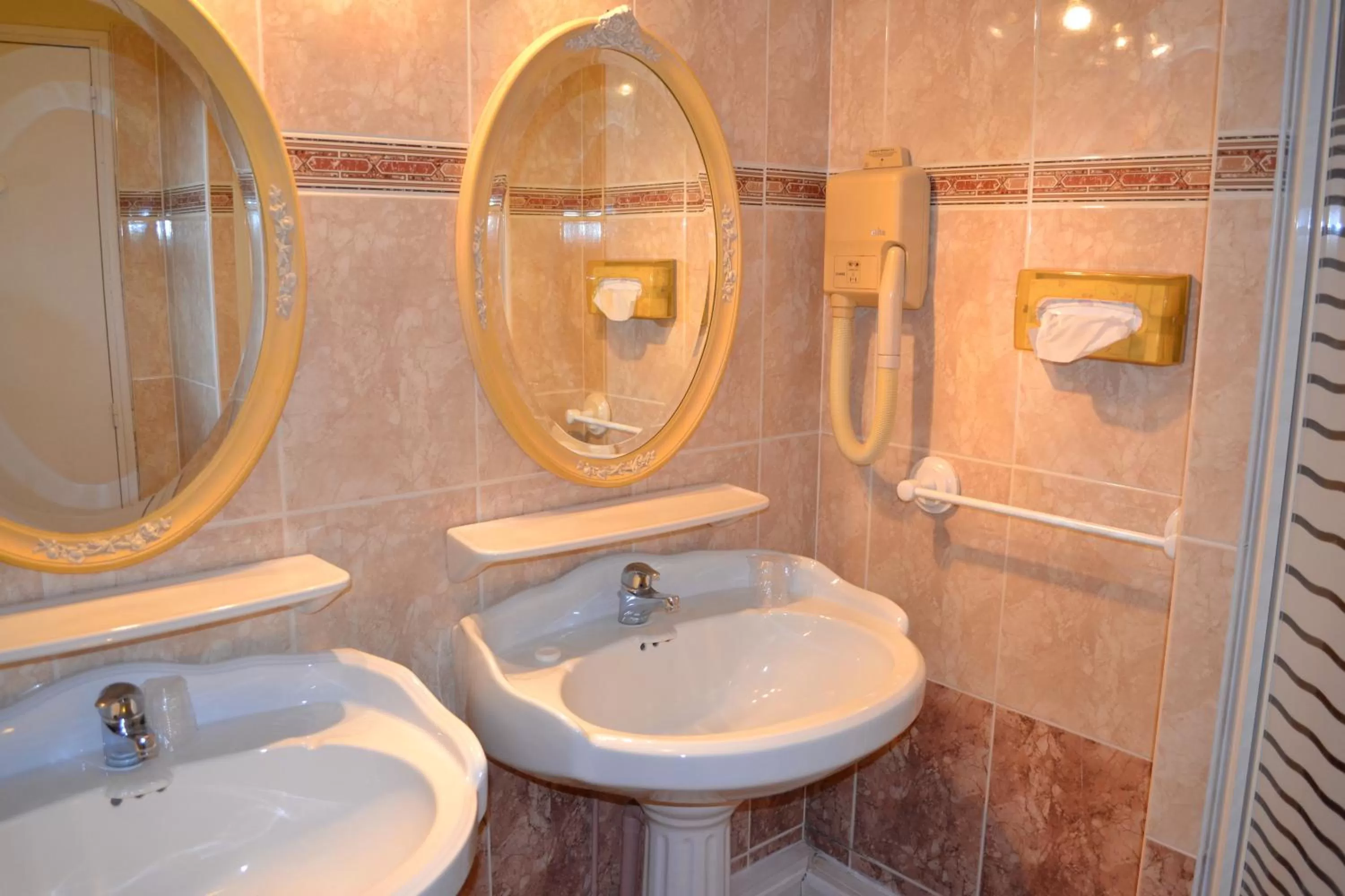 Bathroom in Hôtel Le Castel