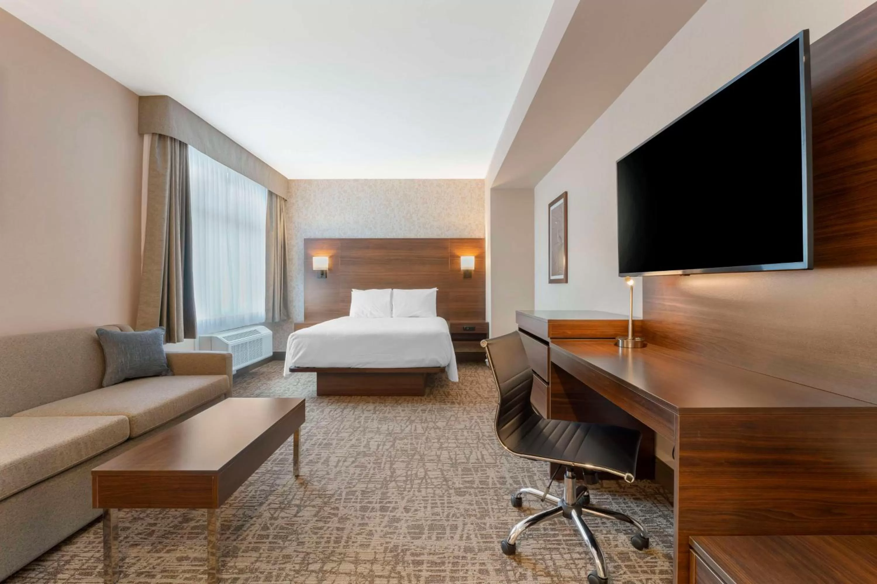 Bedroom, Bed in Best Western PLUS Mission City Lodge