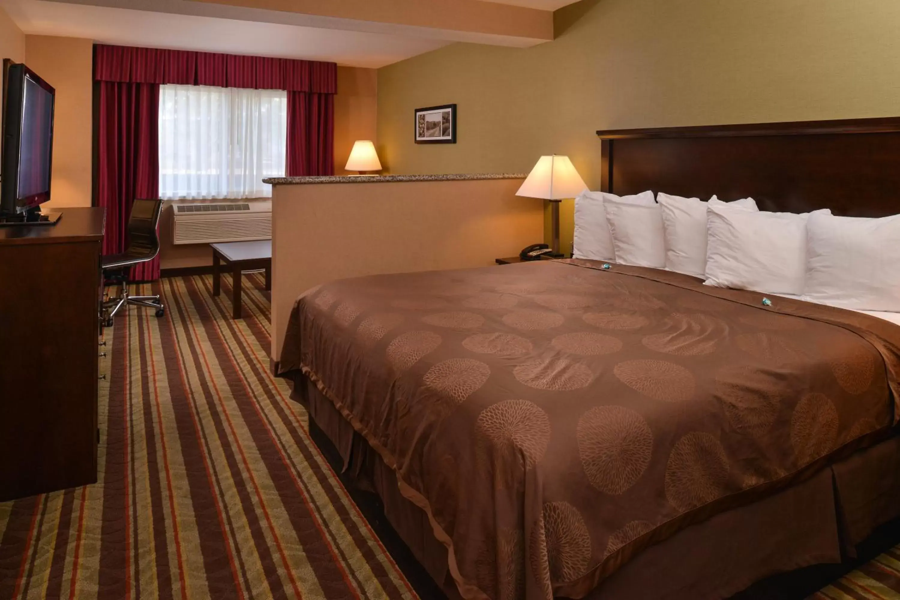 Deluxe King Suite in Best Western Wilsonville Inn & Suites Deluxe King Suite in Best Western Wilsonville Inn & Suites