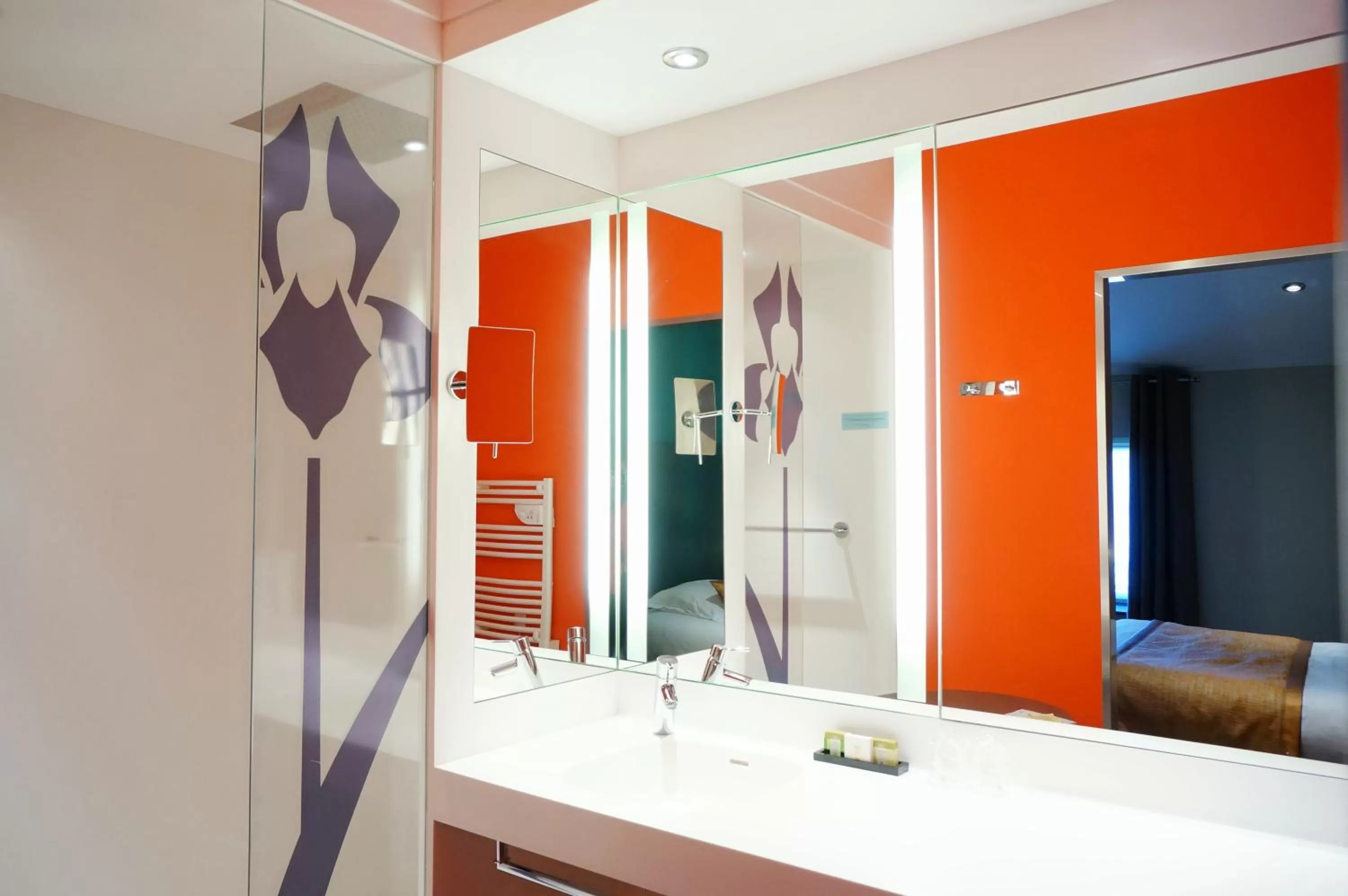 Bathroom in LOGIS Hôtel de Bourgogne - Mâcon