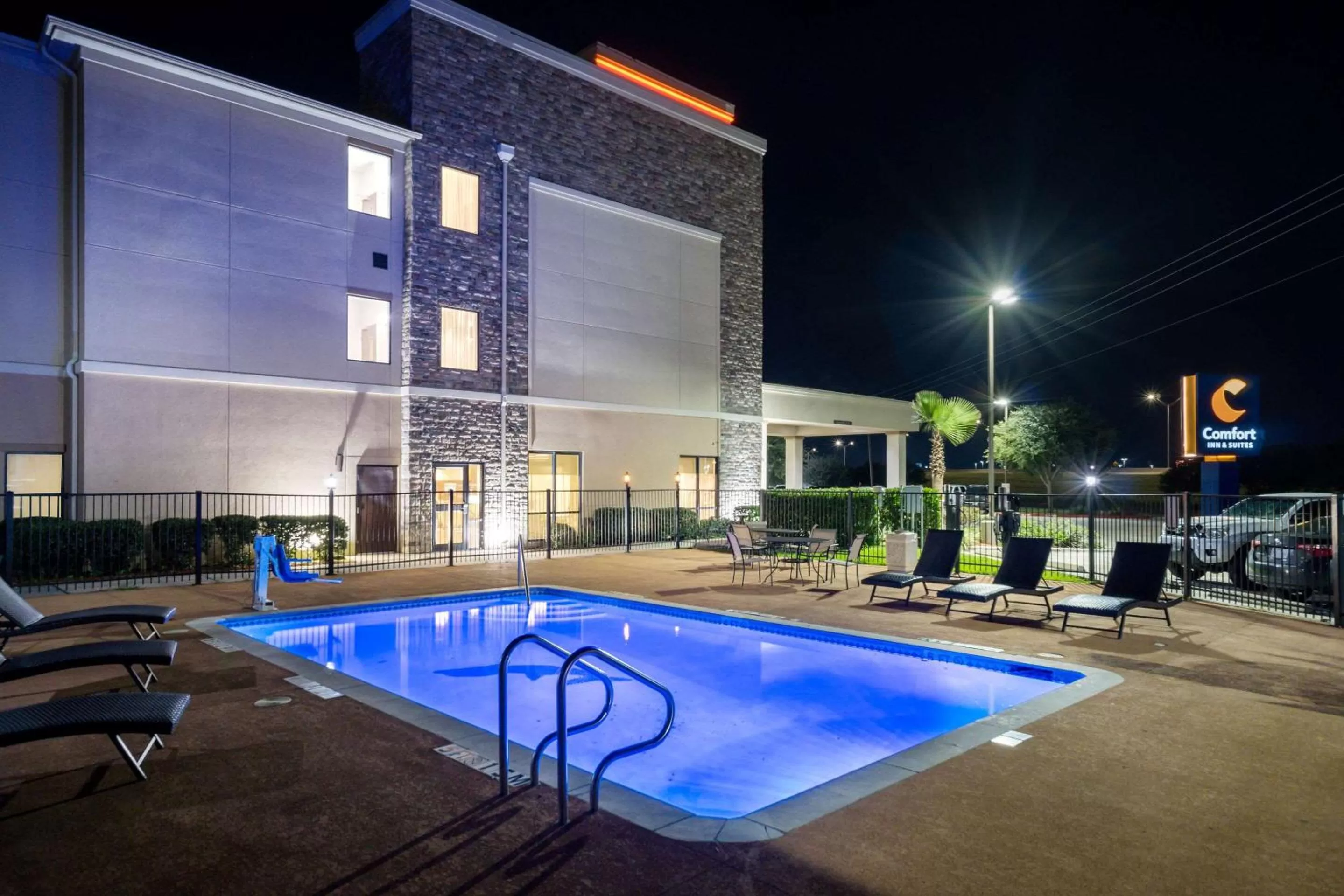 Property building in Comfort Inn & Suites Victoria North