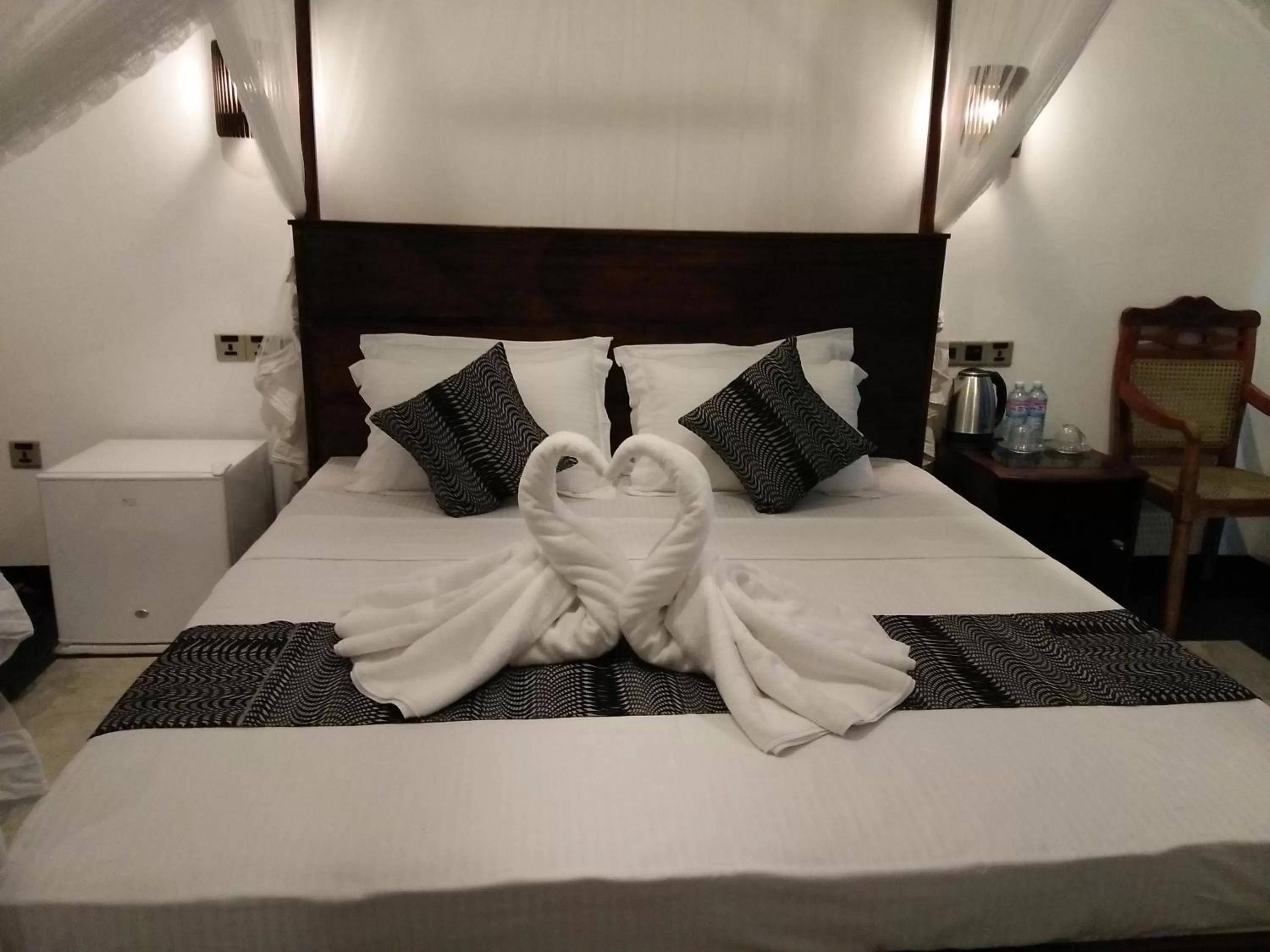 Bedroom, Bed in Sky Mountain Café with seaview