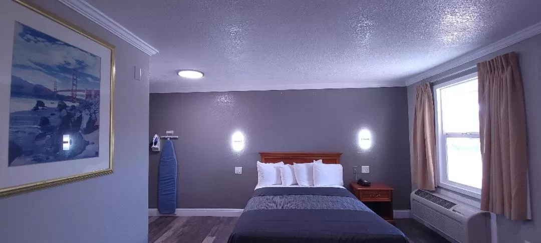 Bed in Sycamore Inn Chico University Area