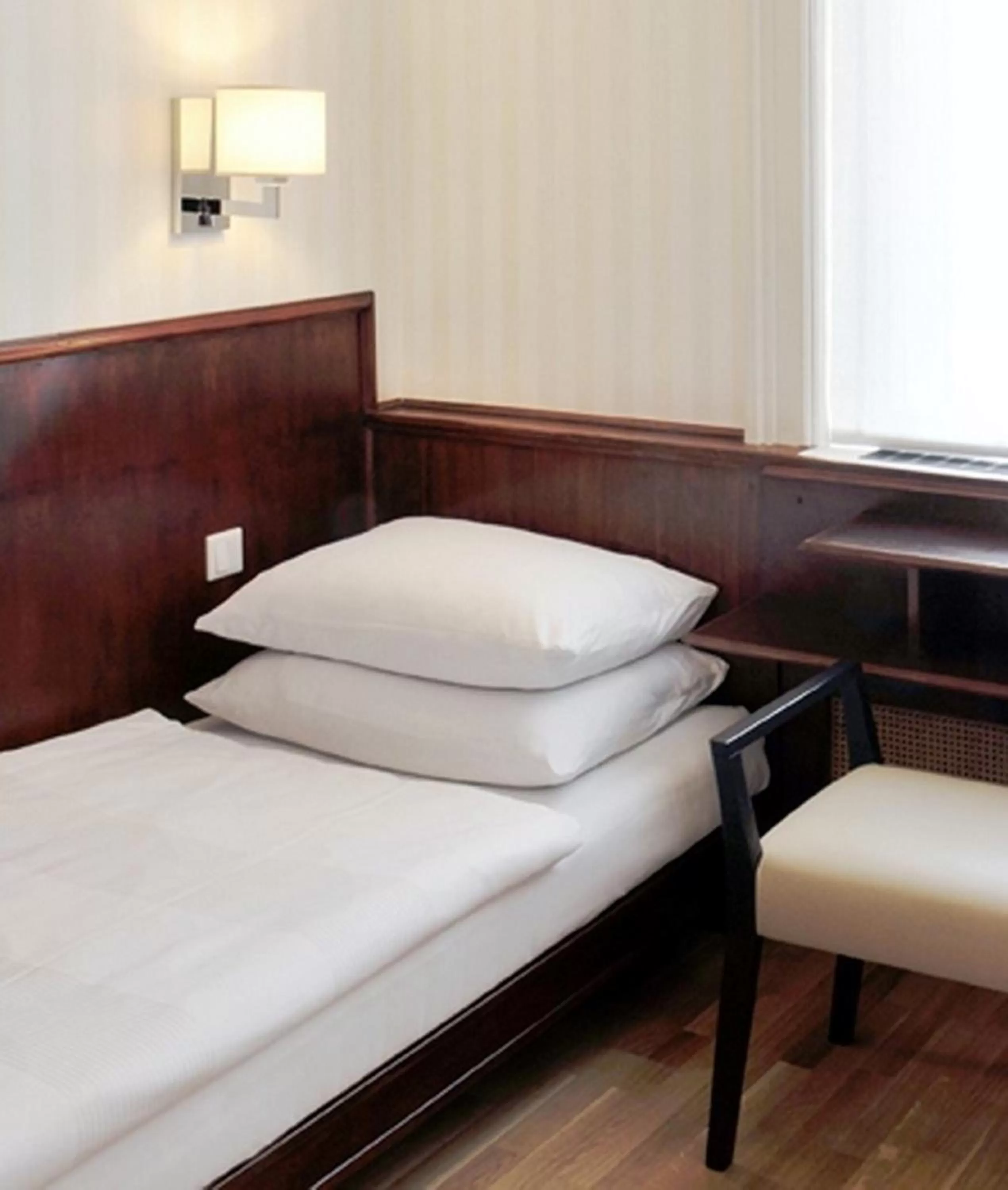 Photo of the whole room, Bed in Hotel Kärntnerhof