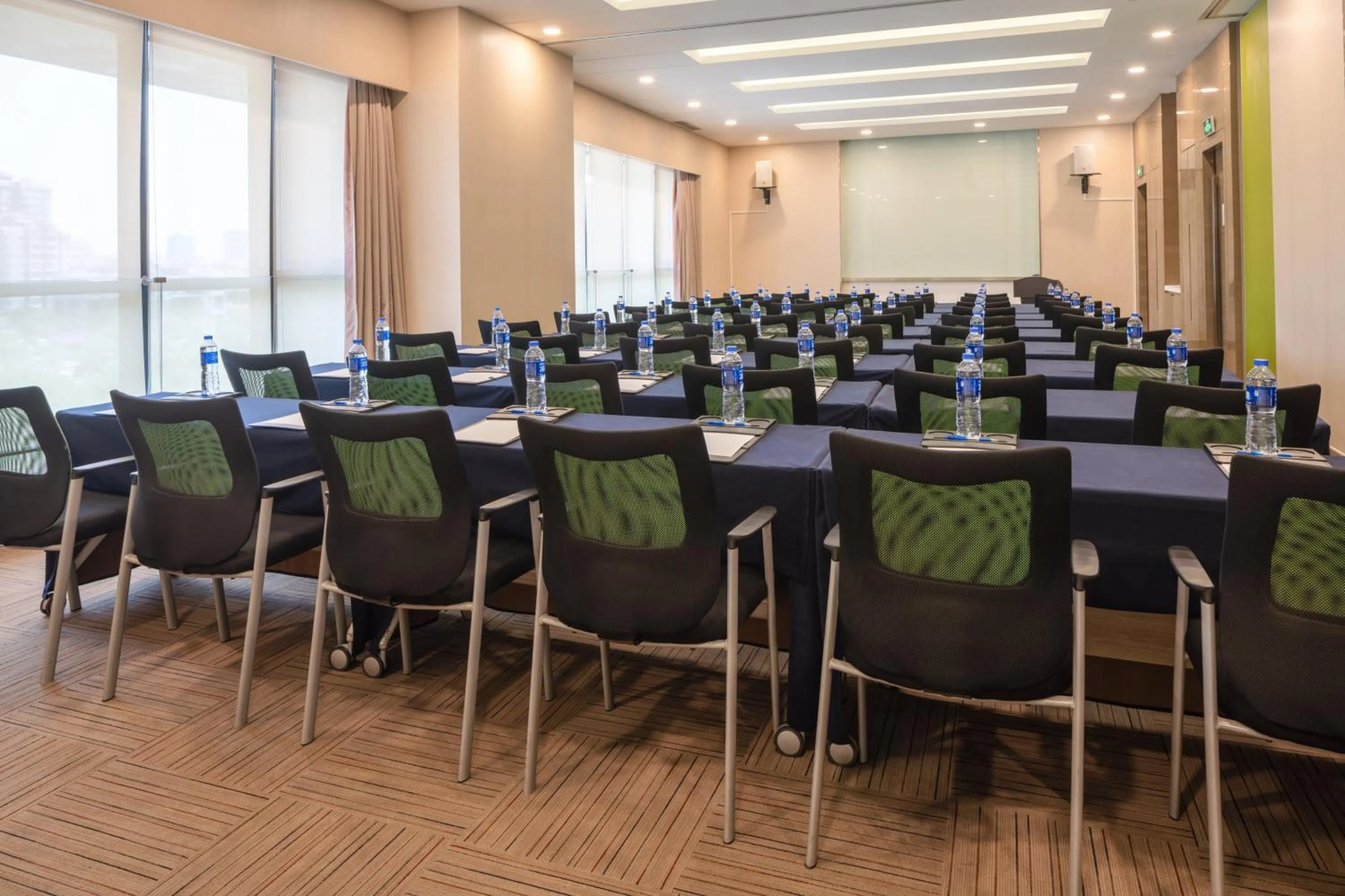 Meeting/conference room in Holiday Inn Express Xi'an High-Tech Zone by IHG
