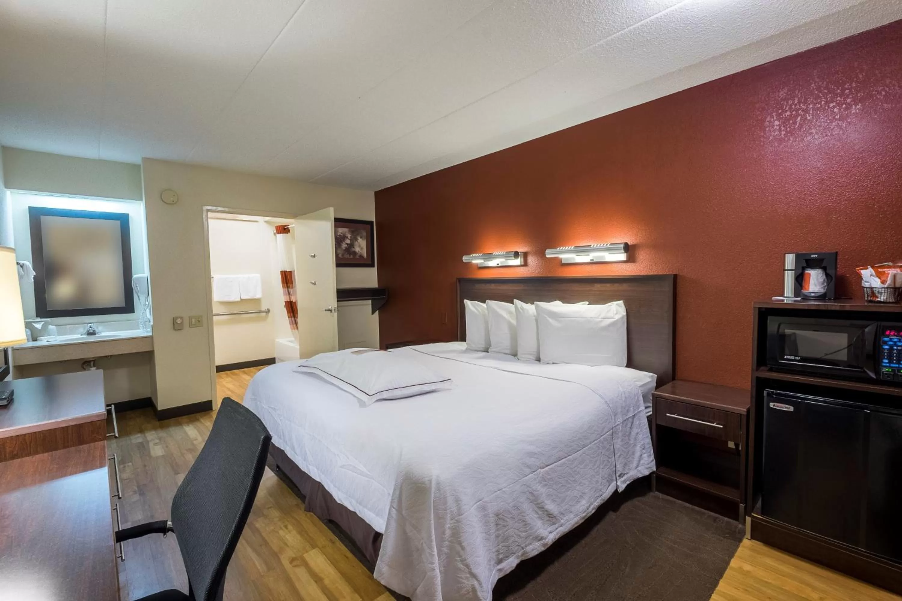 Photo of the whole room, Bed in Red Roof Inn PLUS+ University at Buffalo - Amherst