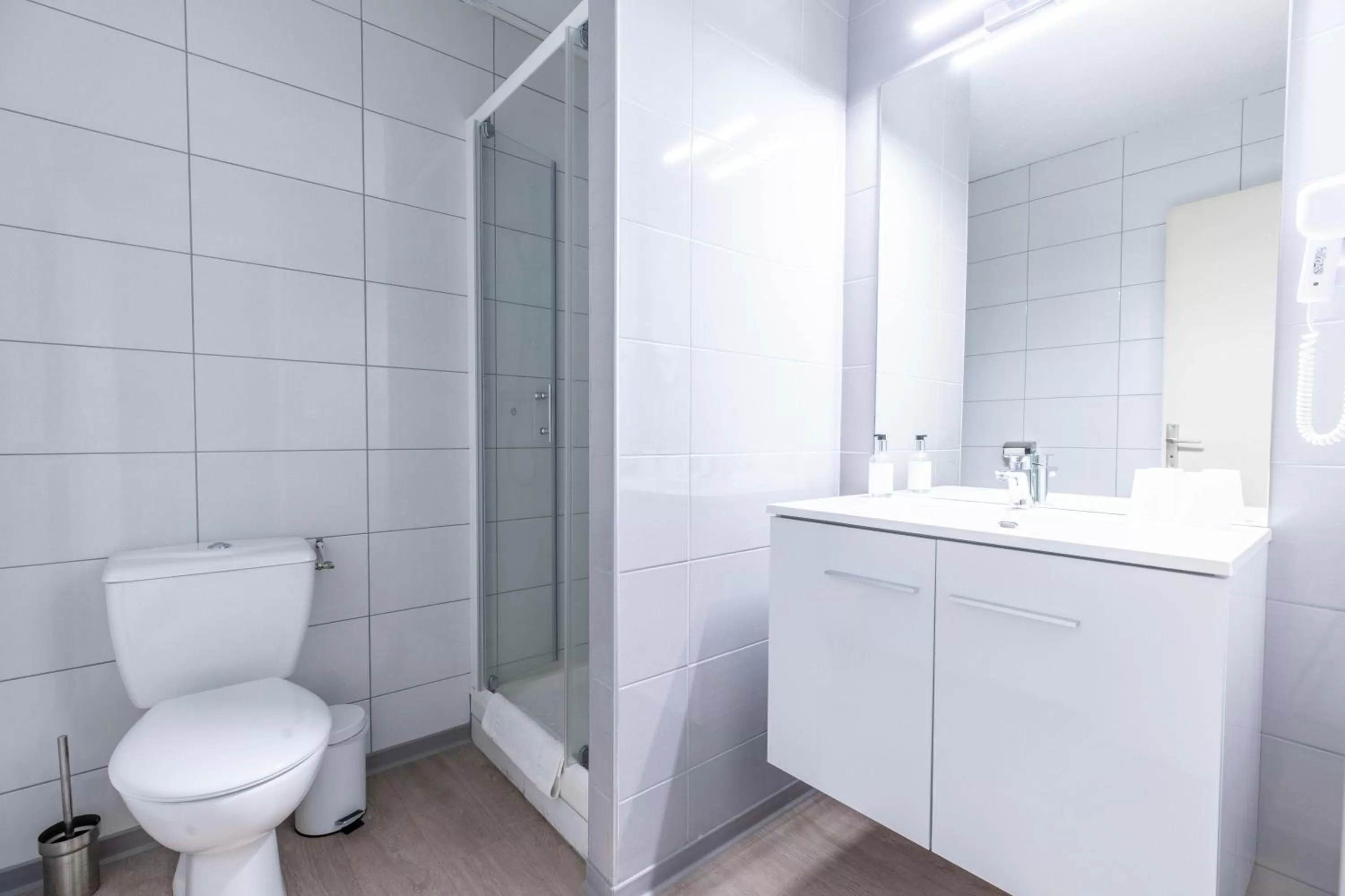 Shower in CIT'HÔTEL LE DAV Clermont-Ferrand Centre