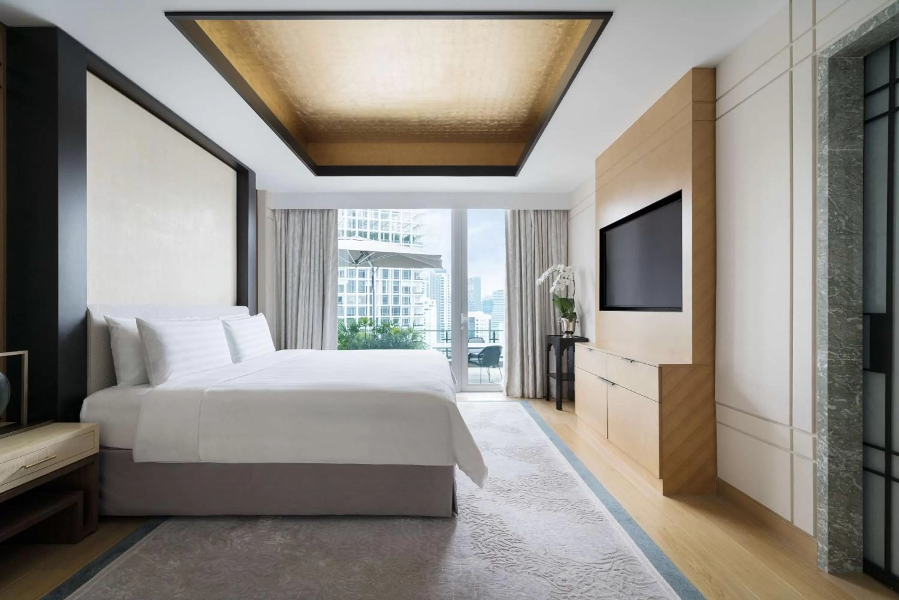 Photo of the whole room, Bed in Shangri-La Singapore