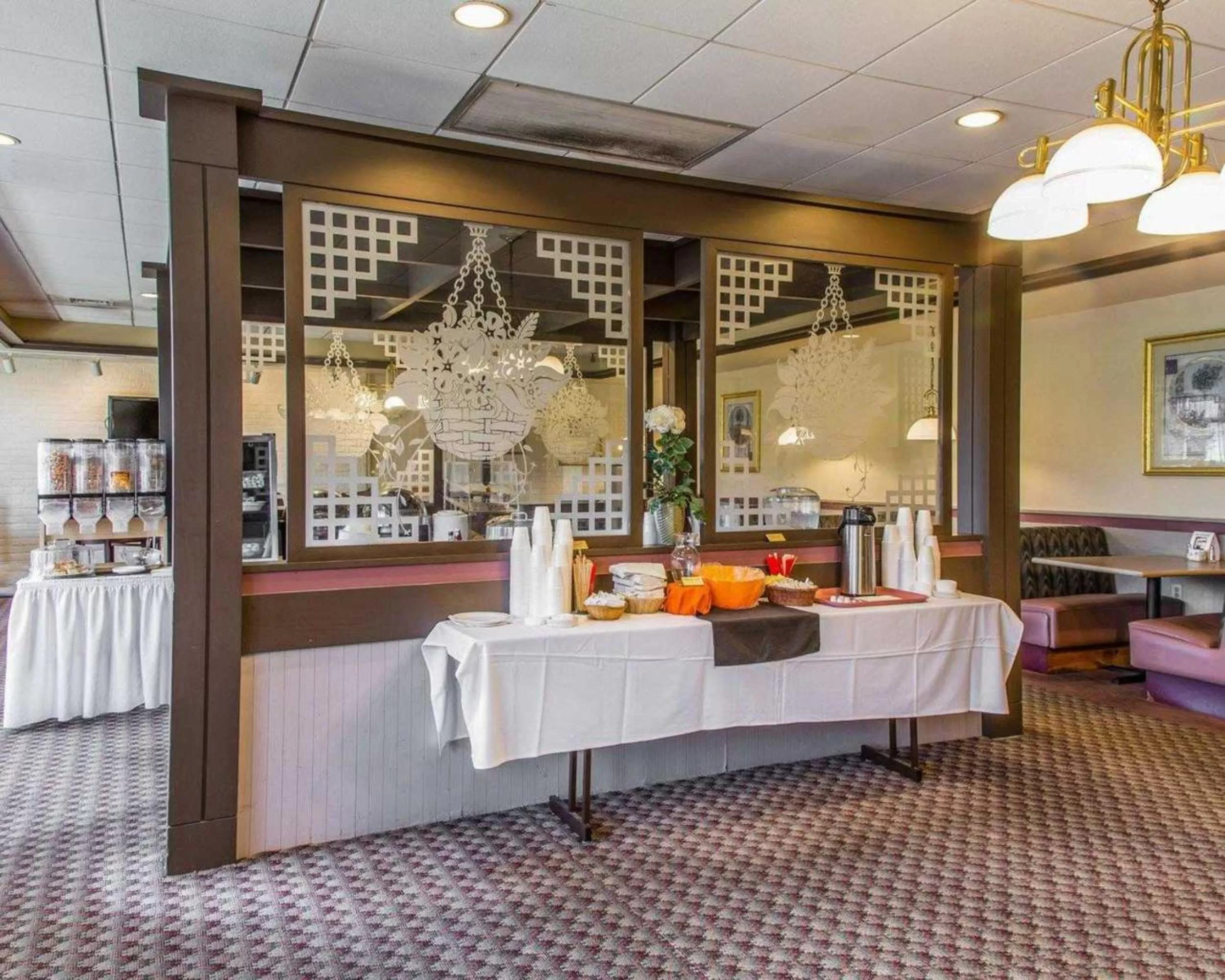 Breakfast in Rodeway Inn & Suites East Windsor